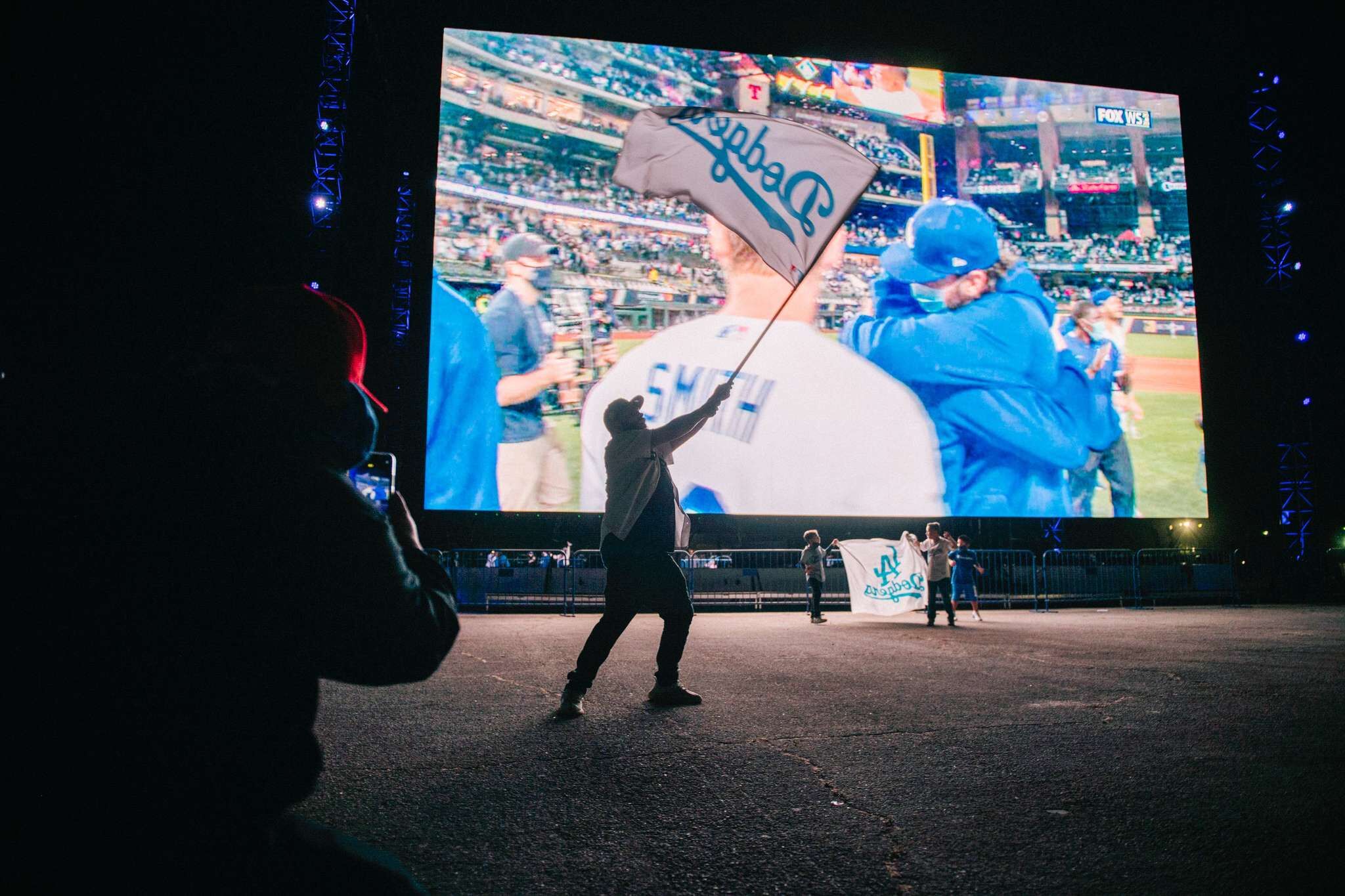 Los aficionados de los Dodgers pudieron ver el partido en pantallas gigantes.