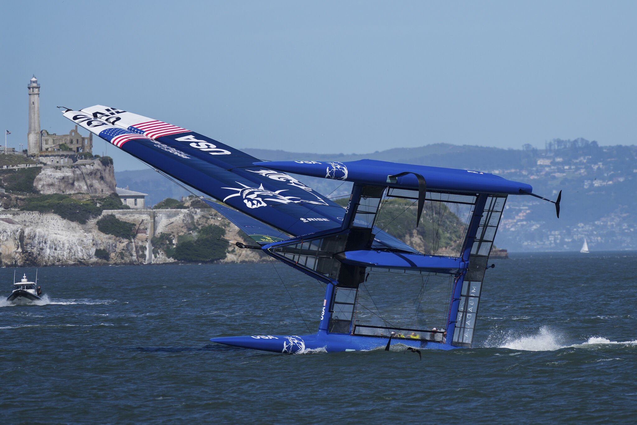 El catamarán de Jimmy Spithill, ganador de la Copa América en 2013 precisamente en San Francisco, a punto de volcar.