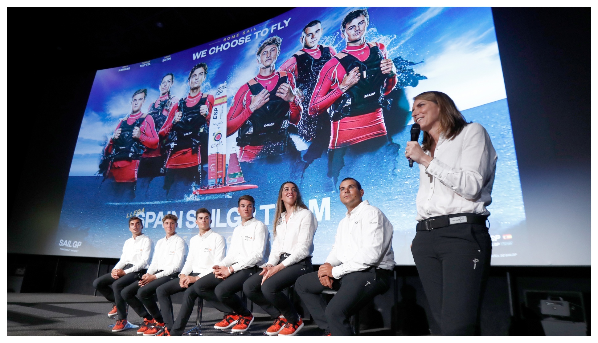 El equipo español de SailGP junto a Marimar de Ros, CEO.