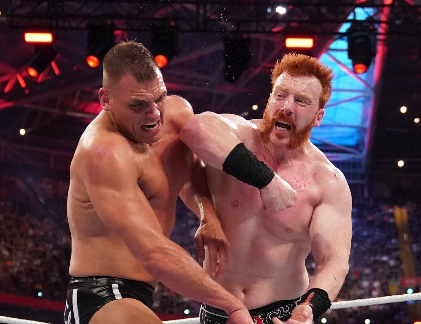 Sheamus golpea a Gunther con el codo
