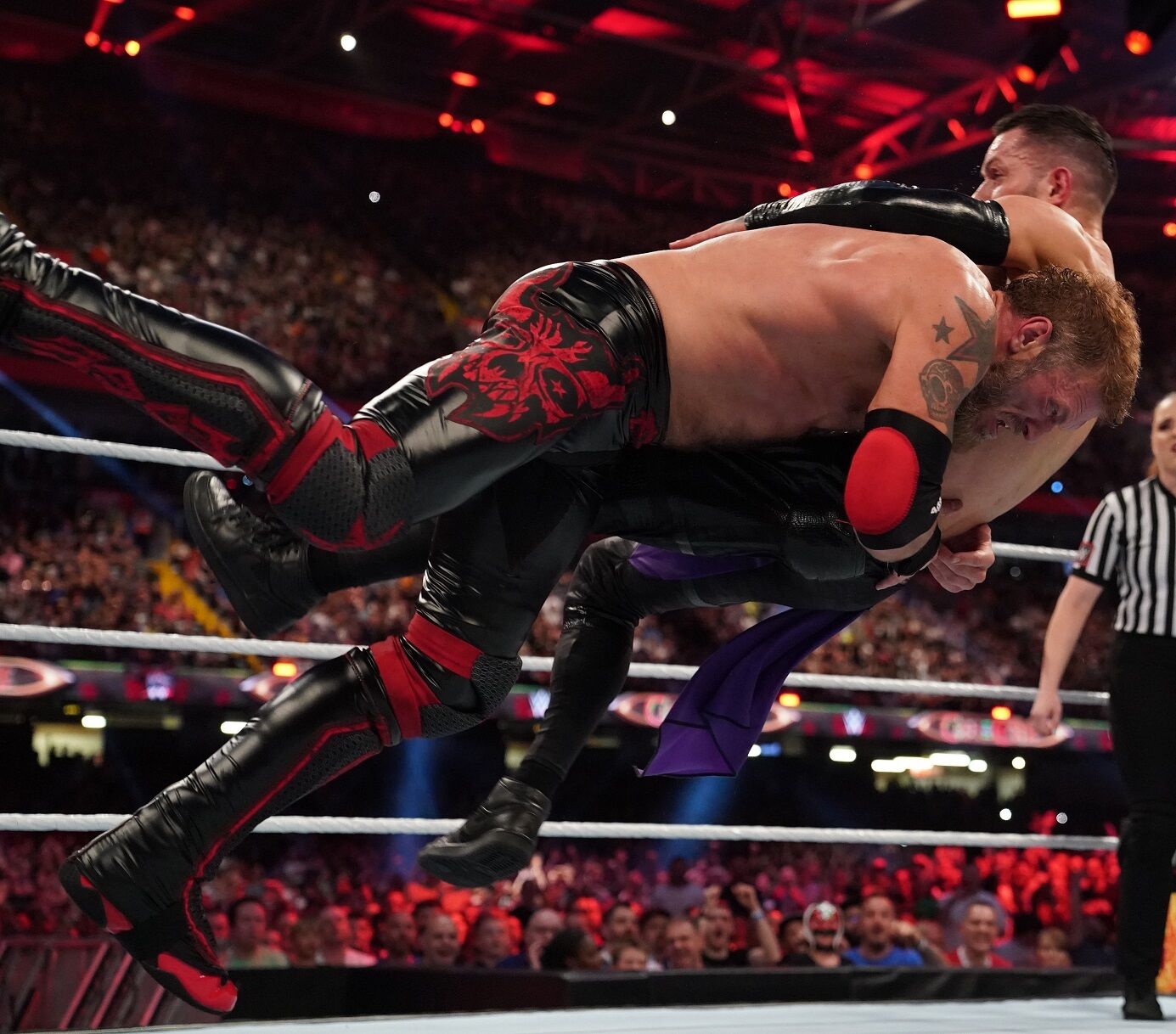 Edge ataca a Finn Bálor