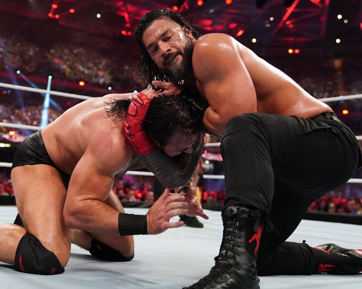 Roman Reigns acabó sometiendo a Drew McIntyre
