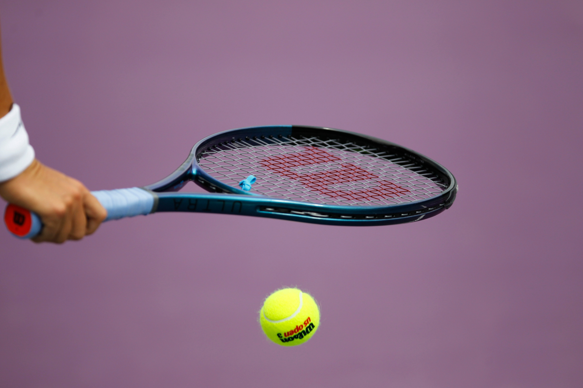 Una tenista se dispone a sacar en el  torneo Guadalajara Open Akron WTA 1000.