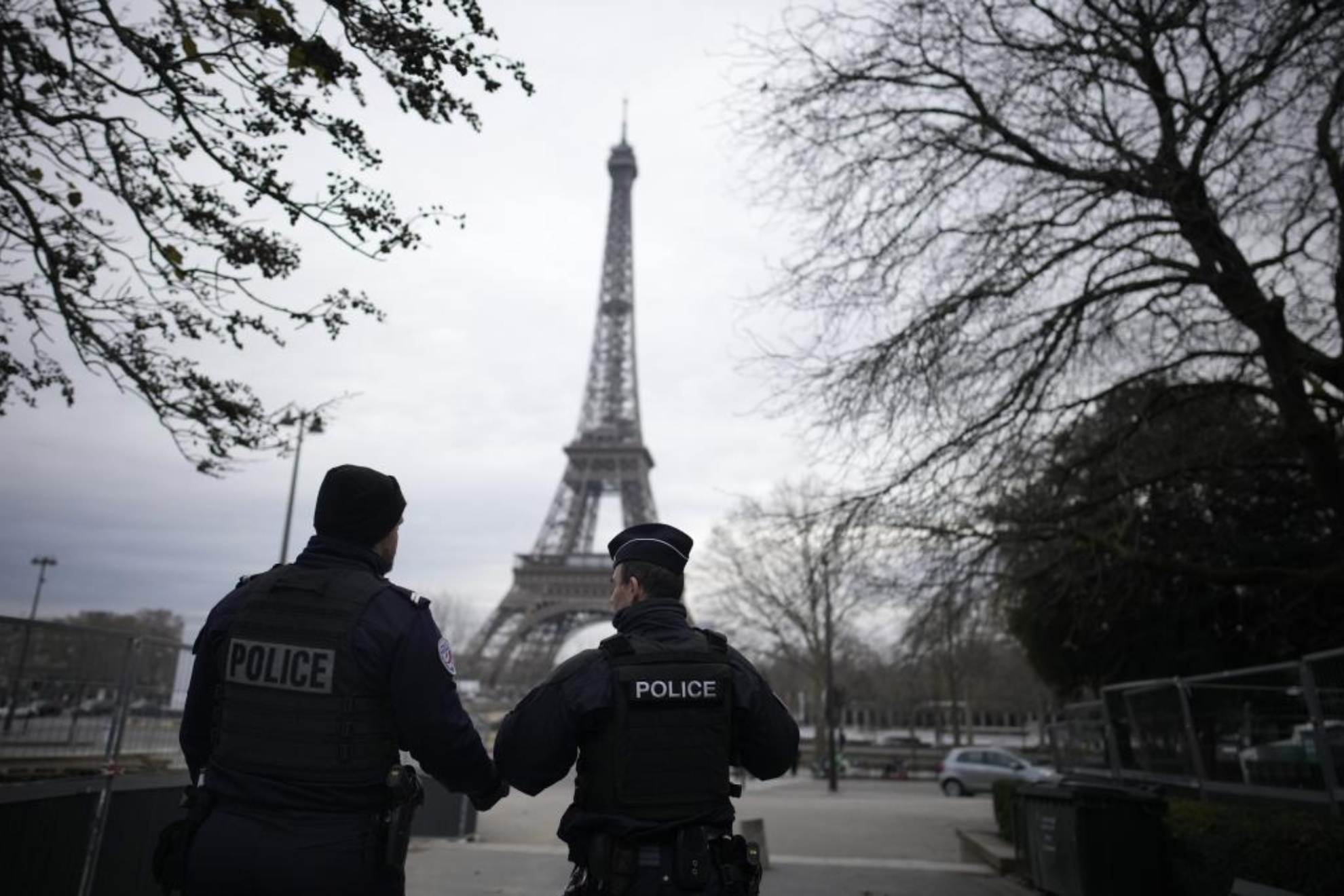 Dos policías, en los aledaños de la Torre Eiffel