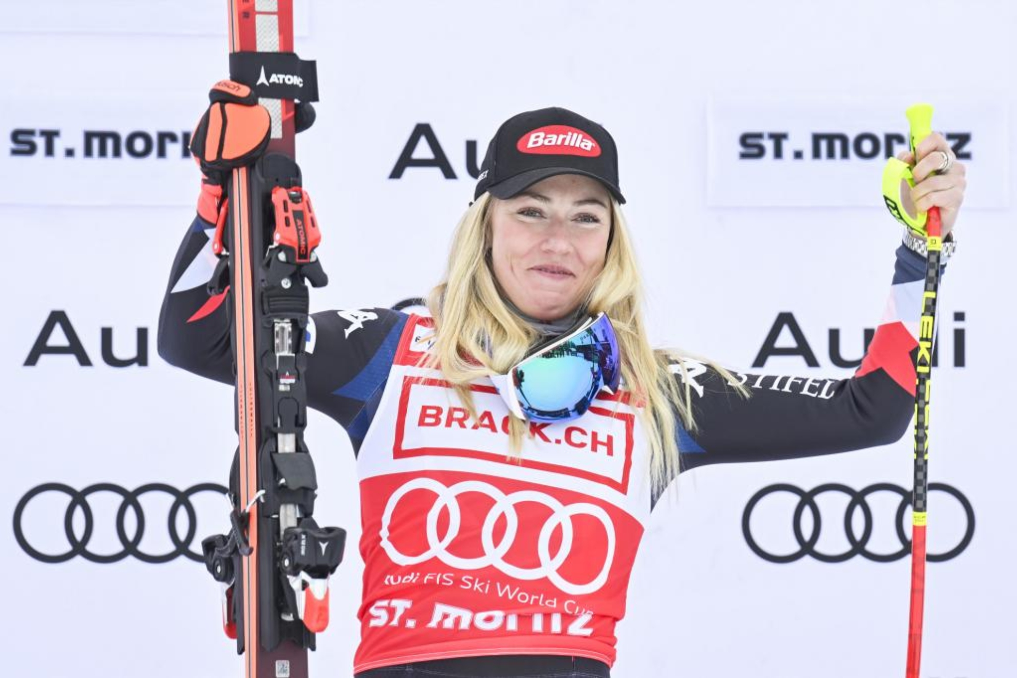 Mikaela Shiffrin, en el podio tras ganar el descenso de Saint Moritz.
