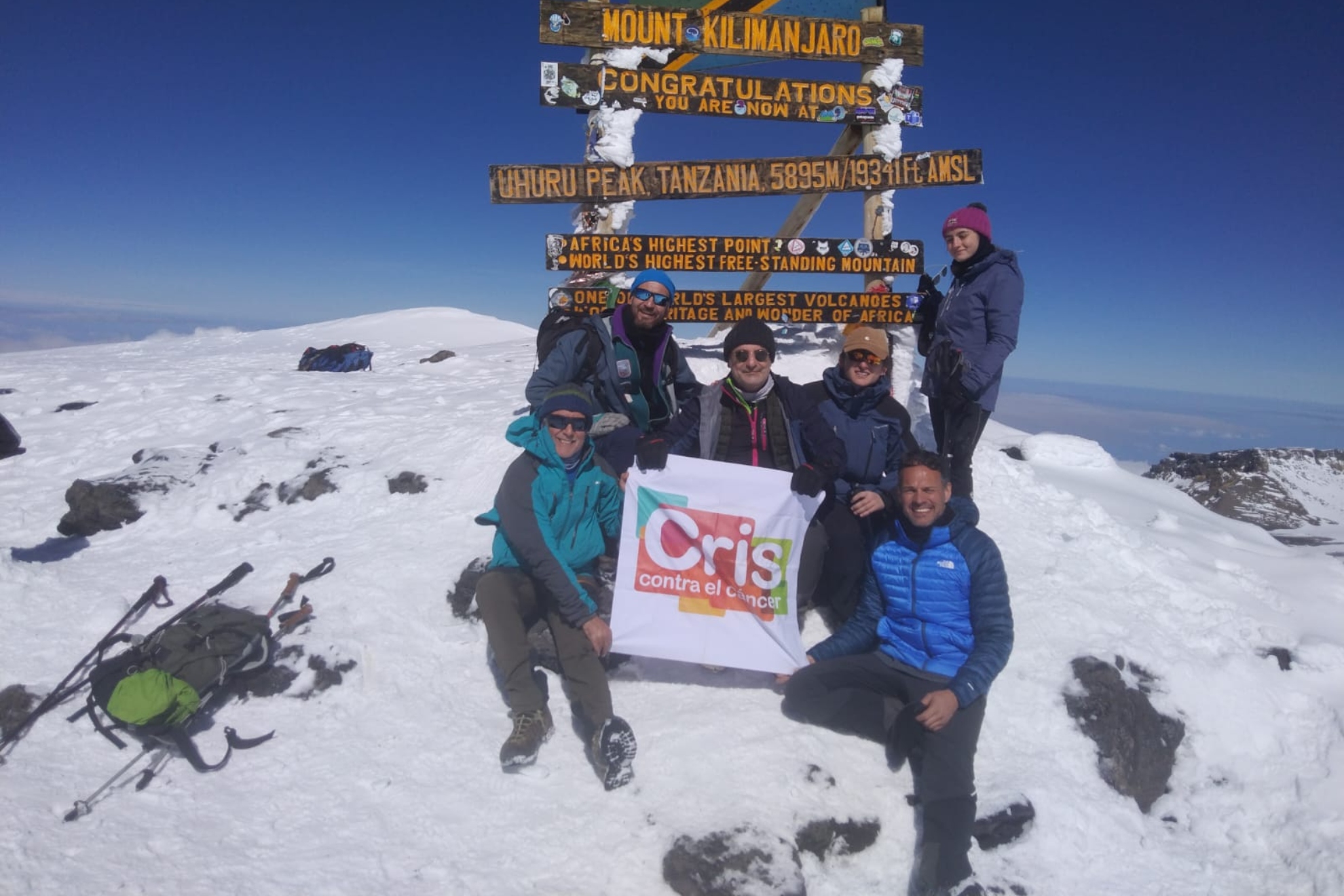 Médicos y pacientes de la Fundación CRIS contra el cáncer alcanzan la cumbre del Kilimanjaro.