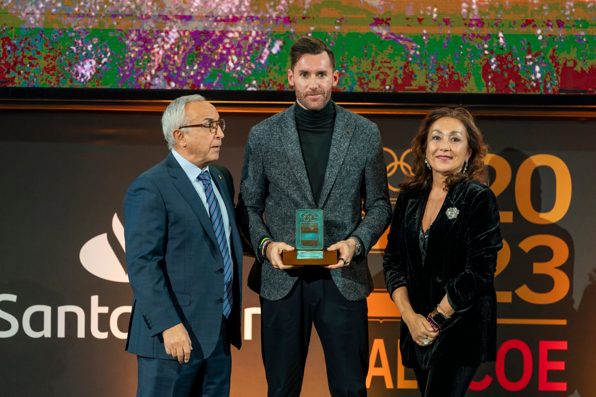 Rudy Fernández recibe el premio de manos de Alejandro Blanco