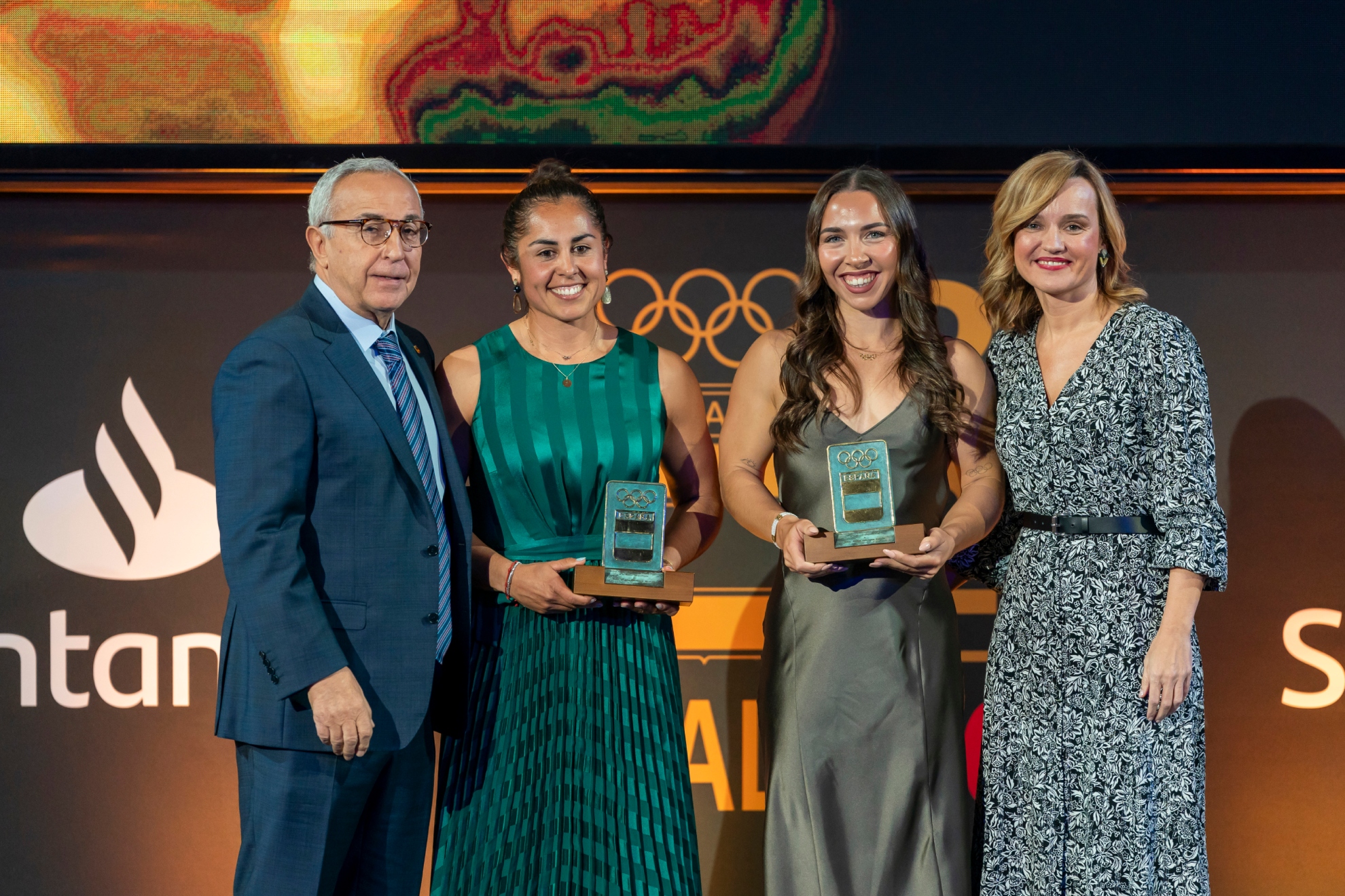 María Corbera y Antía Jácome reciben el premio de manos de Alejandro Blanco