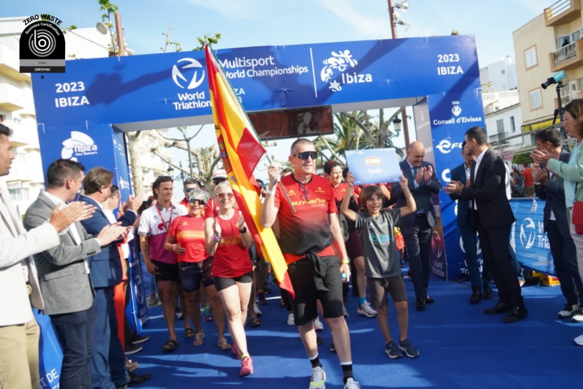 Algunos de los participantes cruzan la meta del Mundial de Triatlón Multideporte de Ibiza