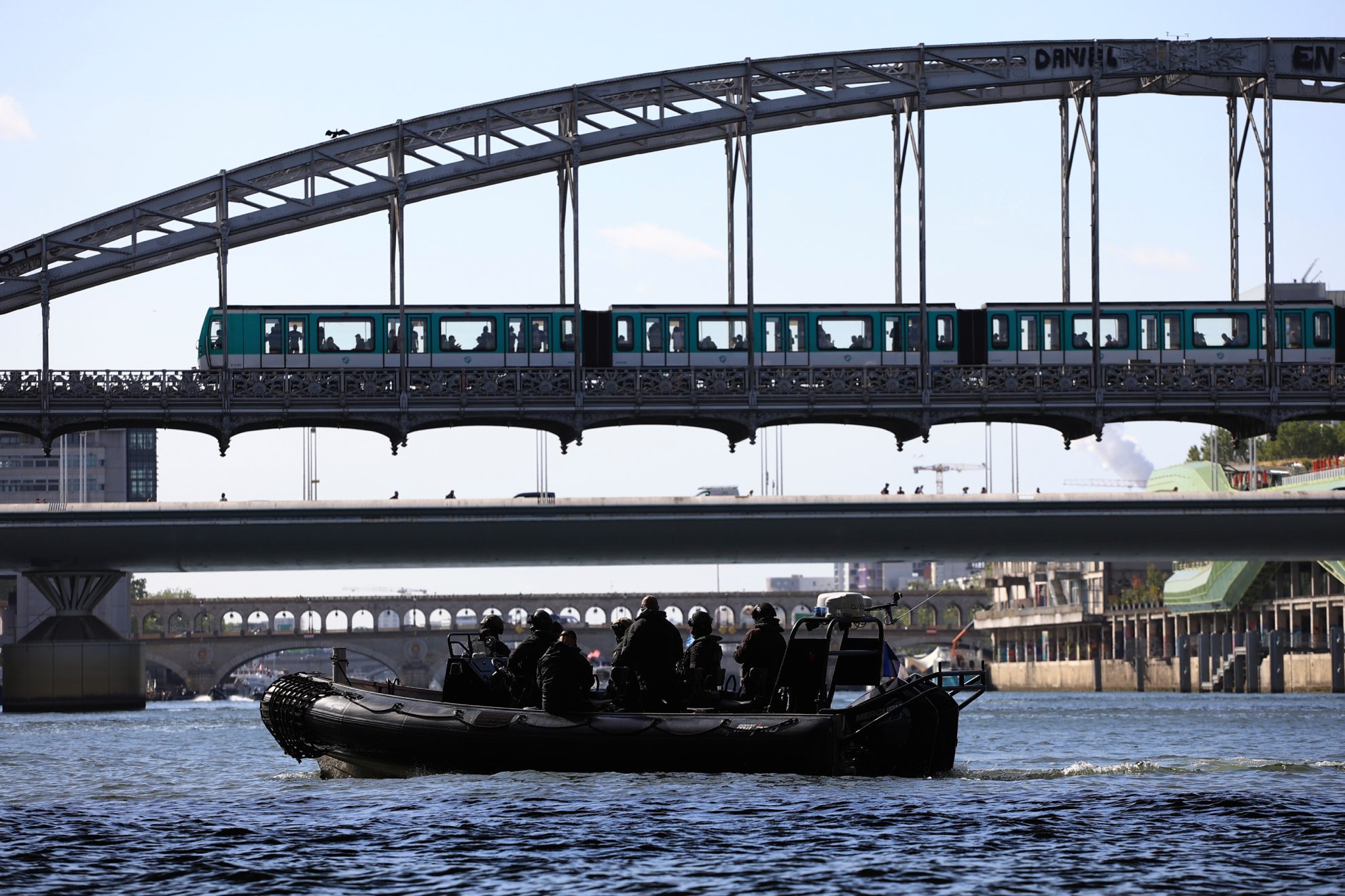 Una barcaza con miembros del ejército recorre el Sena