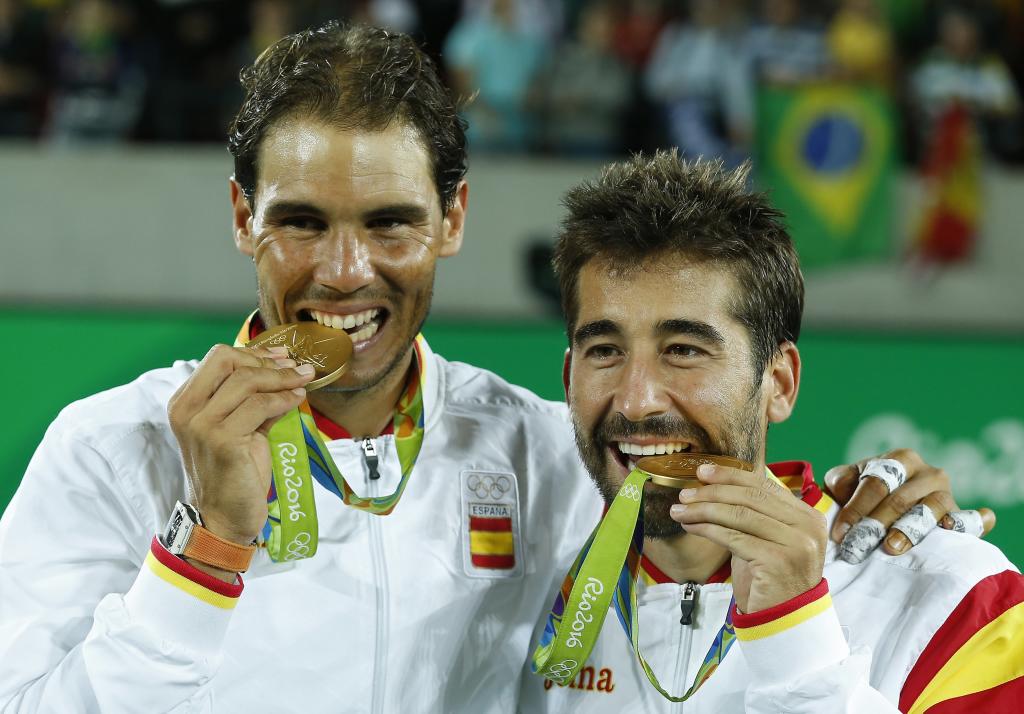 Rafa Nadal y Marc López con la medalla de oro de los Juegos de Río