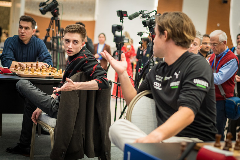 Carlsen charla con Dubov