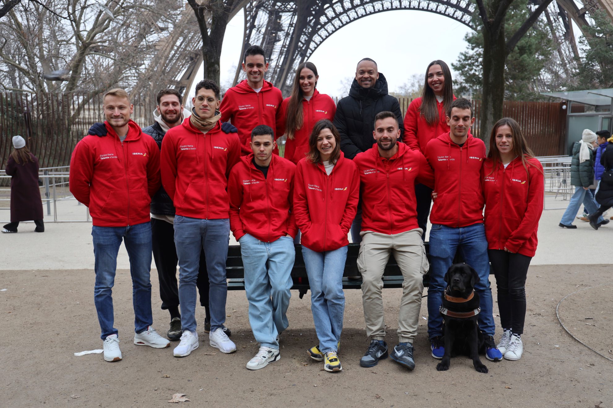 Los olímpicos españoles, delante de la torre Eiffel