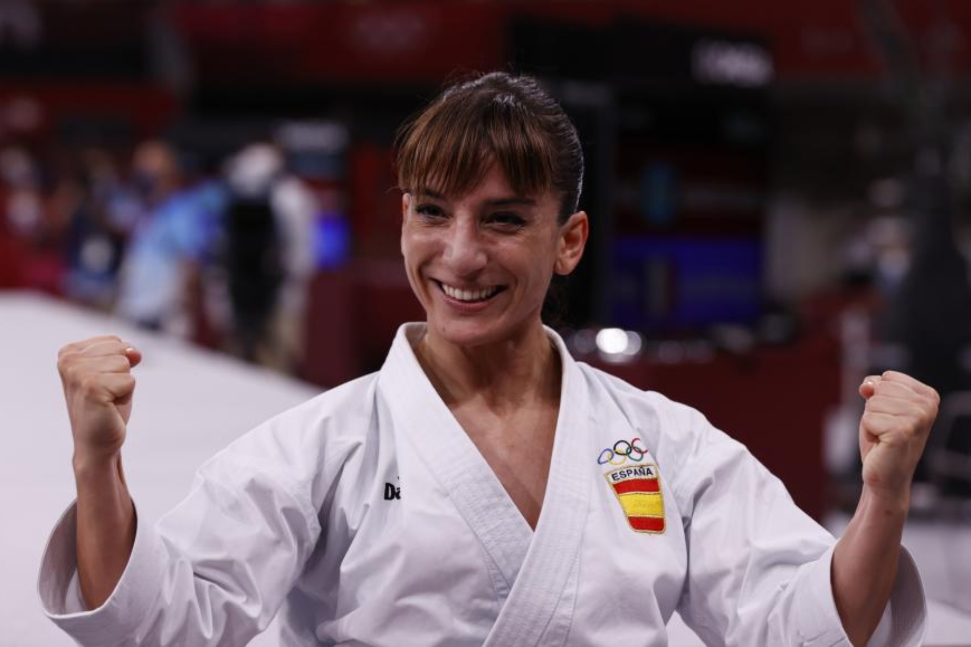 Sandra Sánchez celebra el oro olímpico en karate en Tokio 2020.
