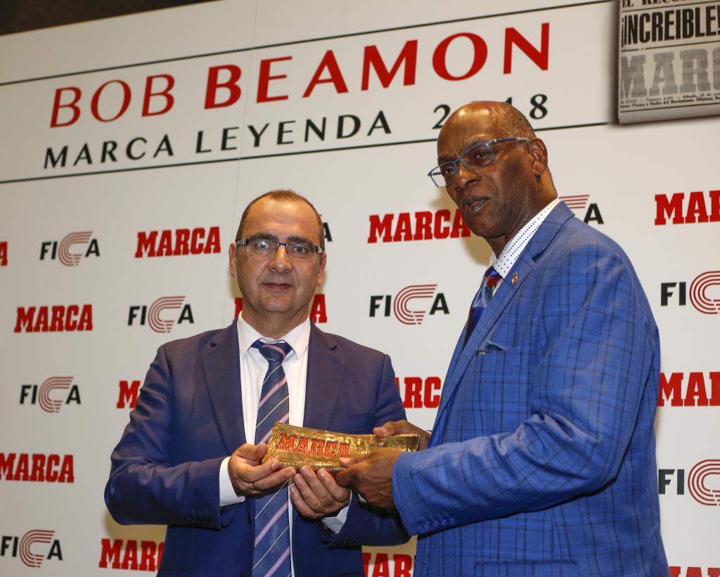 Bob Beamon recibe el MARCA Leyenda de manos de Juan Ignacio Gallardo. 2019