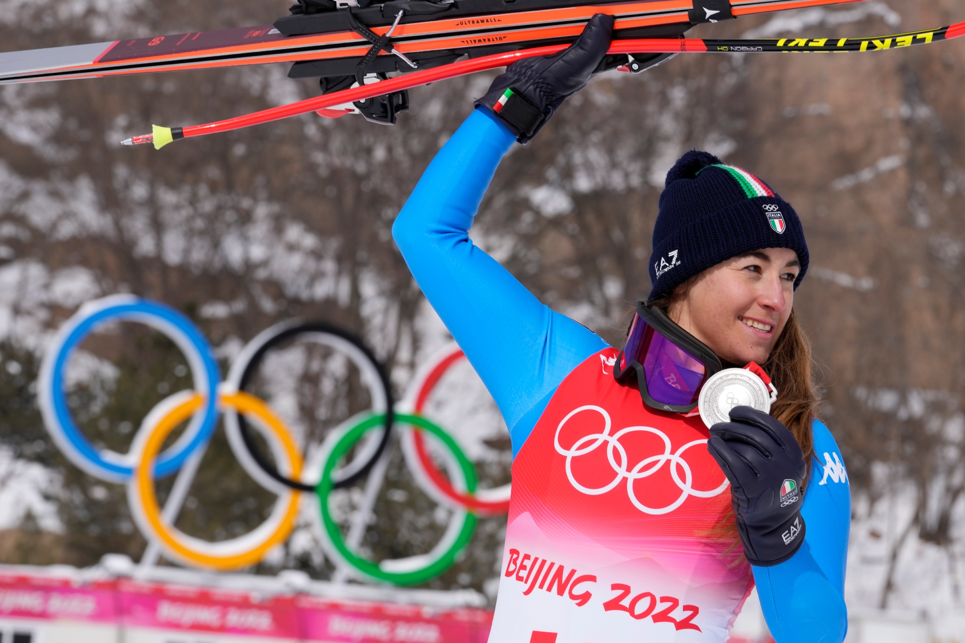 La italiana Sofia Goggia posa con su medalla en el descenso de los Juegos Olímpicos de Invierno de Pekín 2022.