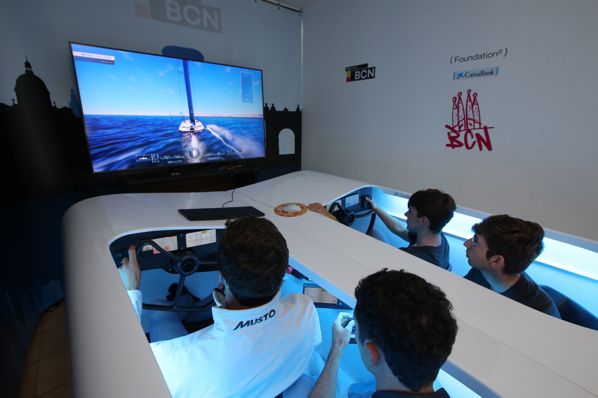 Los aspirantes al Sail Team BCN entrenando en el simulador.
