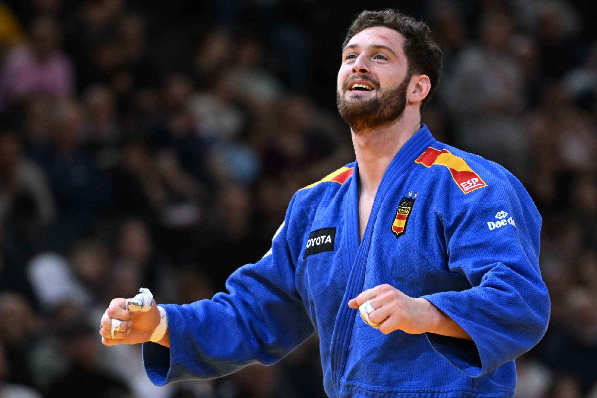 Niko Shera celebra su medalla de plata en el Grand Slam de París.