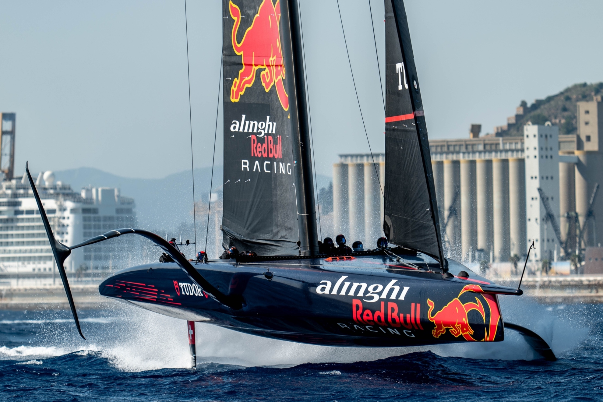 El AC40 del Alinghi Red Bull Racing Team, en aguas de Barcelona.