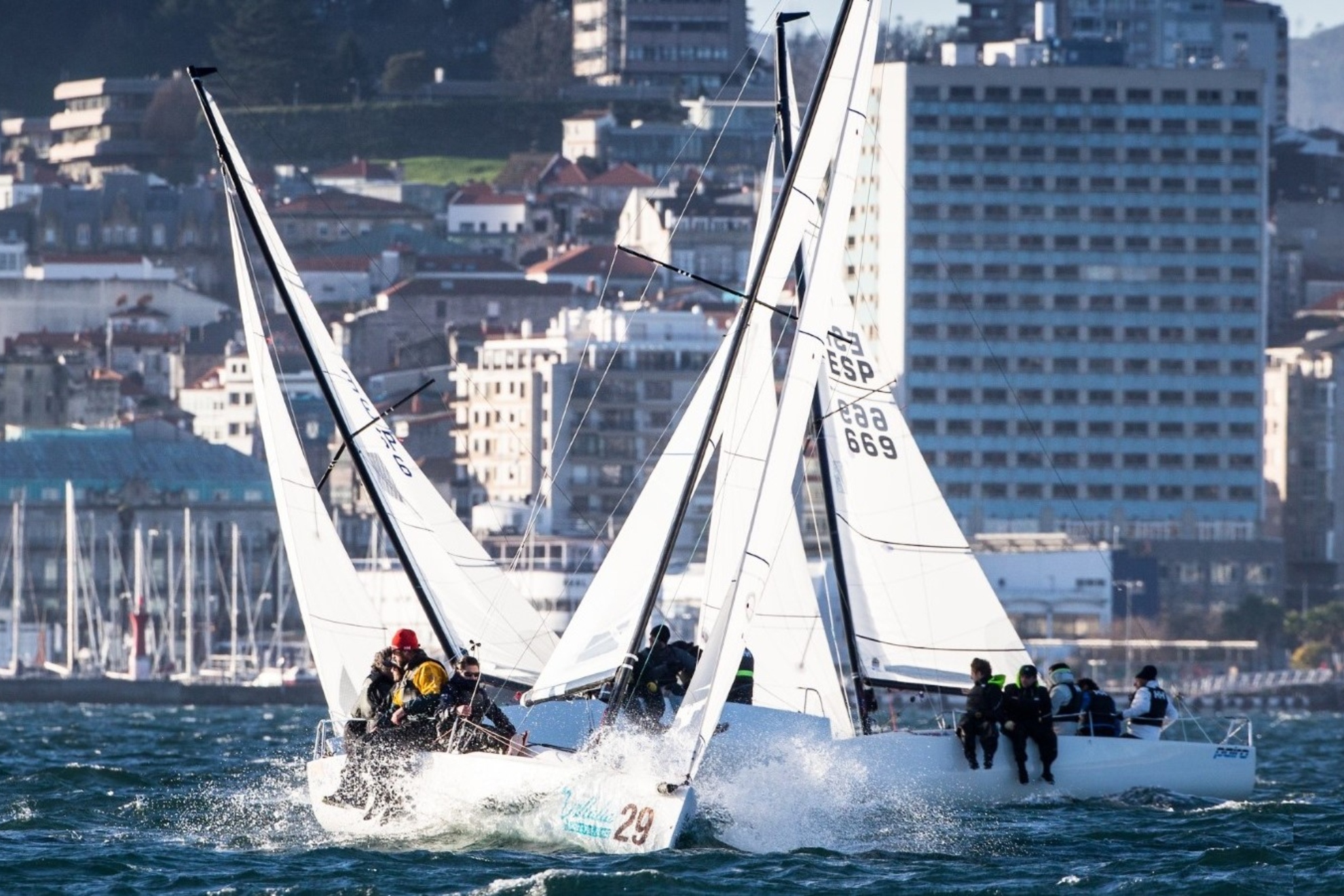 Muy dura la jornada inaugural de la temporada en Vigo de los J70 de 25 nudos del oeste.