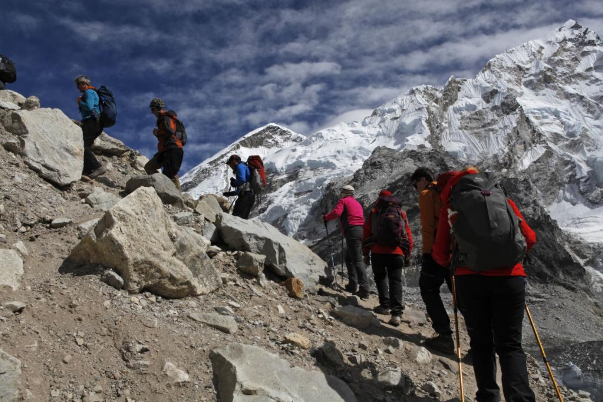 Varios alpinistas, en el Everest.