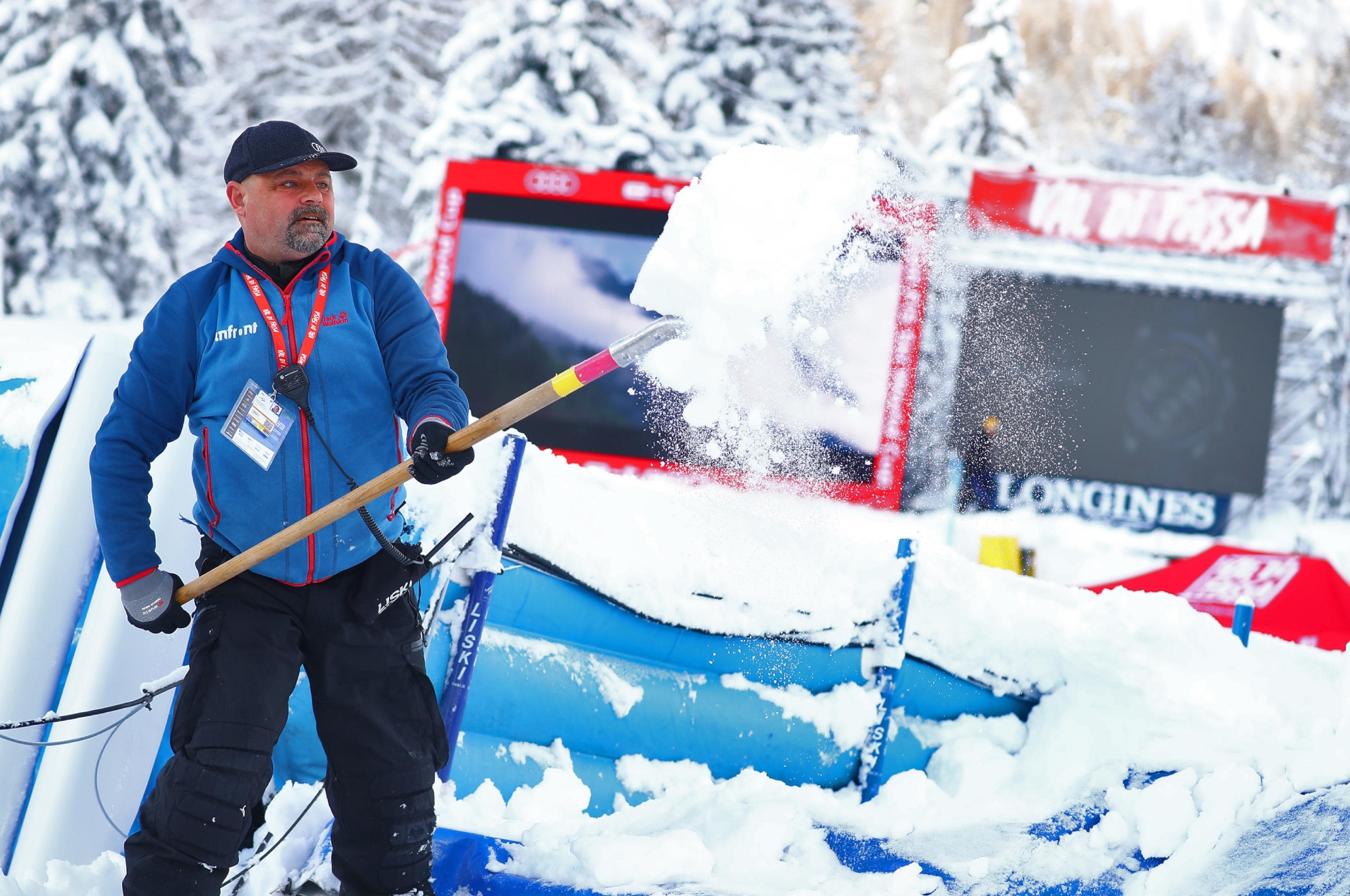 Un trabajador saca paladas de nieve en Val di Fassa.