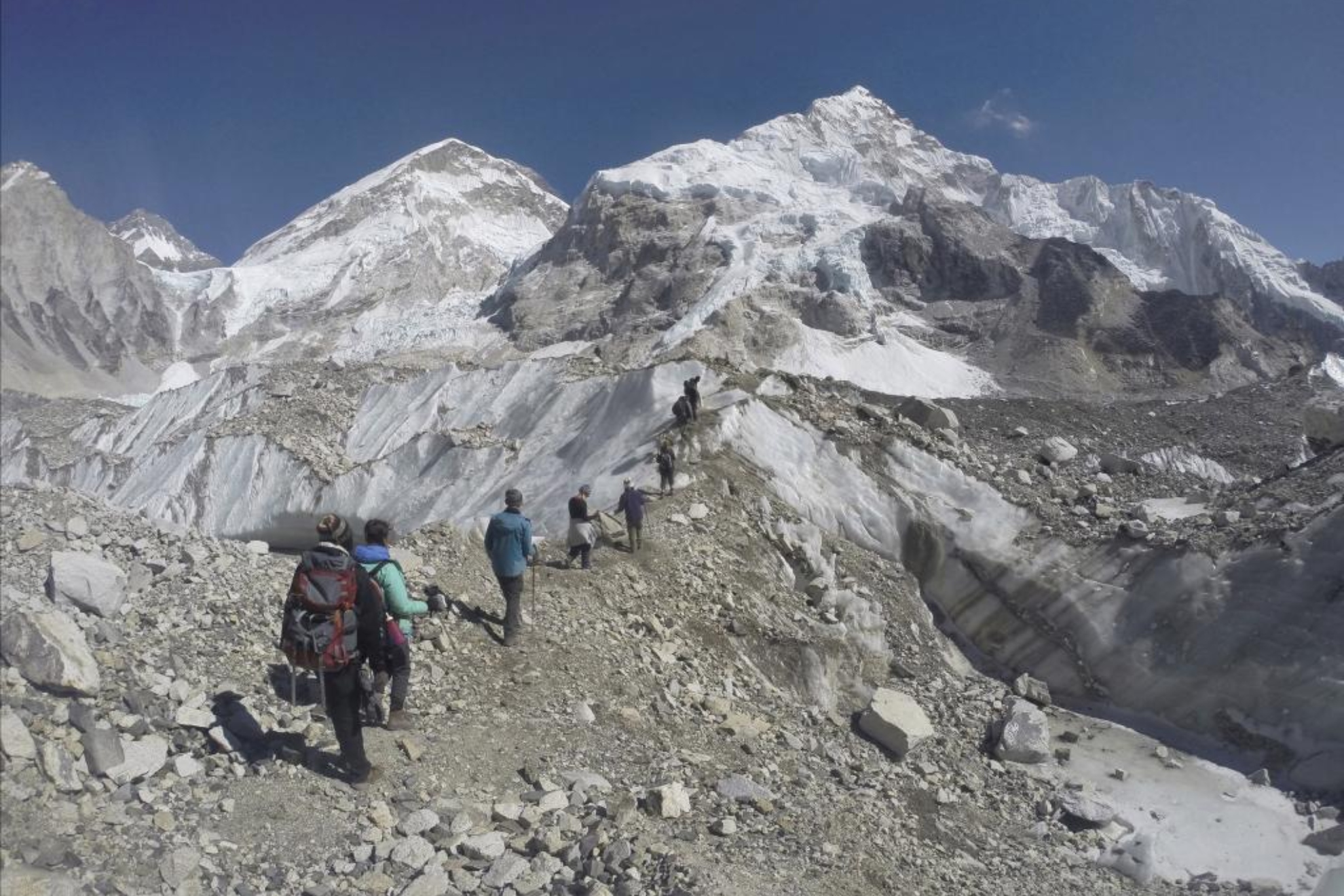 Varios expedicionarios en el Everest.