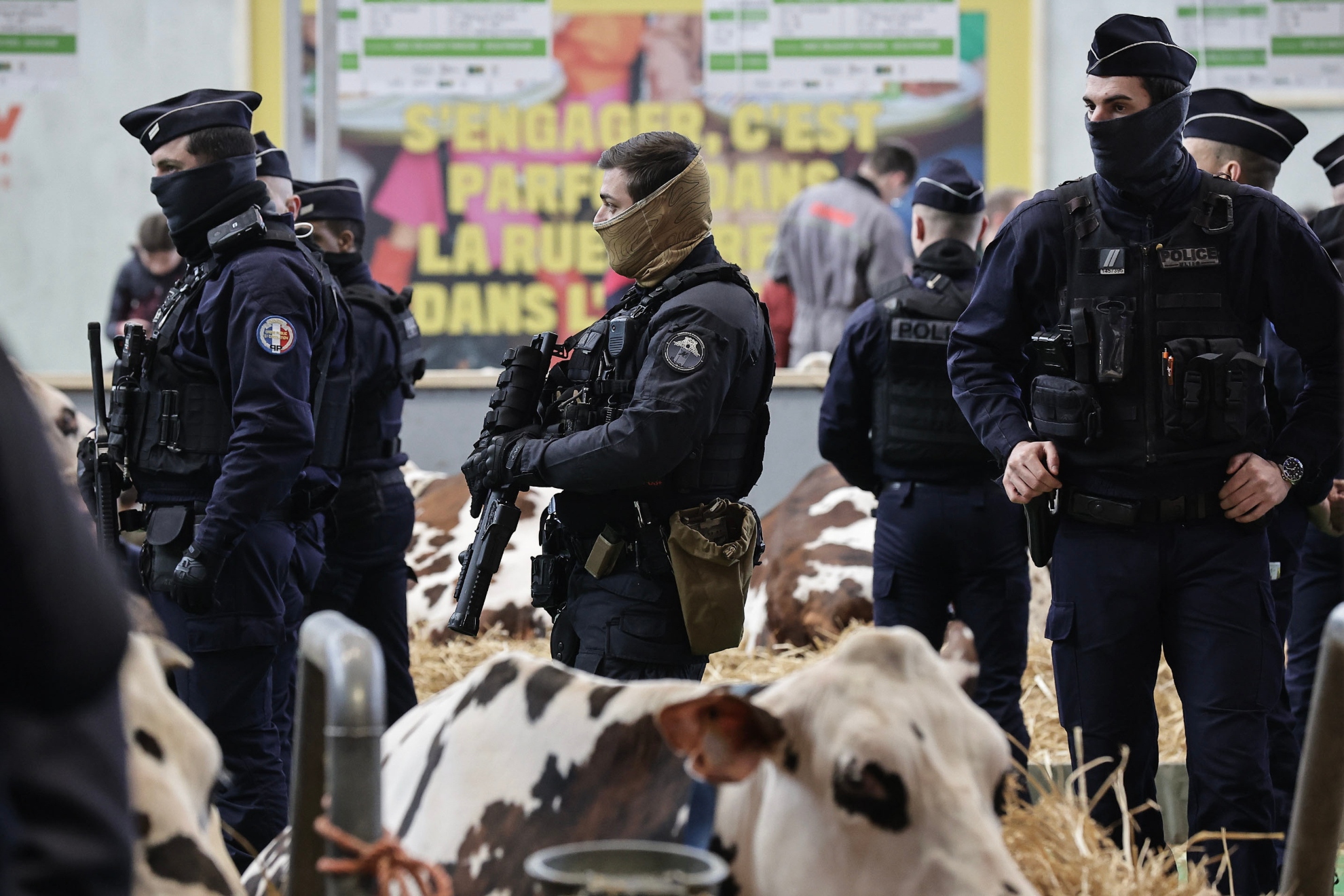 Policías franceses durante la 60ª edición de la Feria Internacional de Agricultura en París.