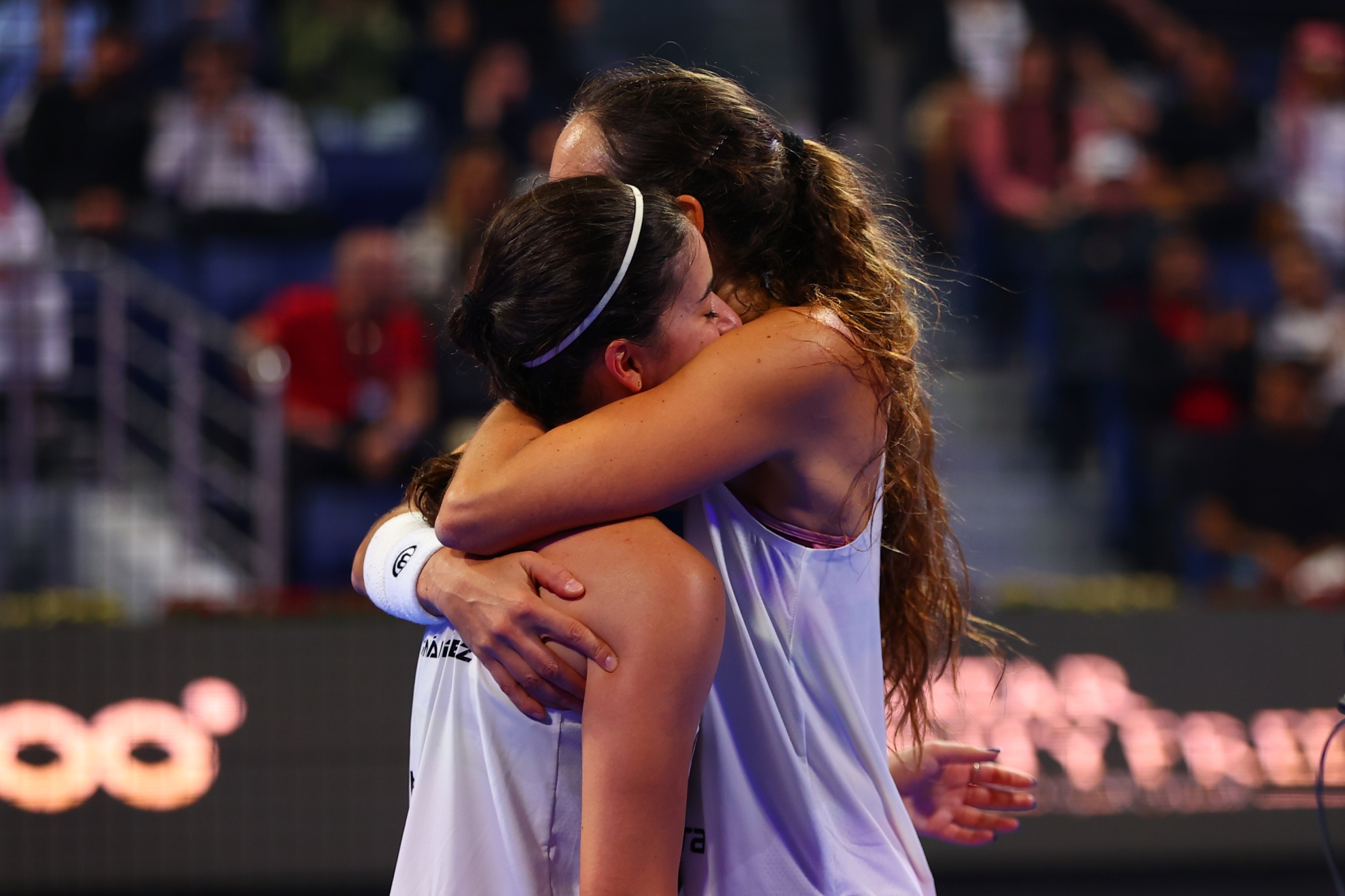 Claudia y Gemma se abrazan tras lograr el billete a la final en Doha.