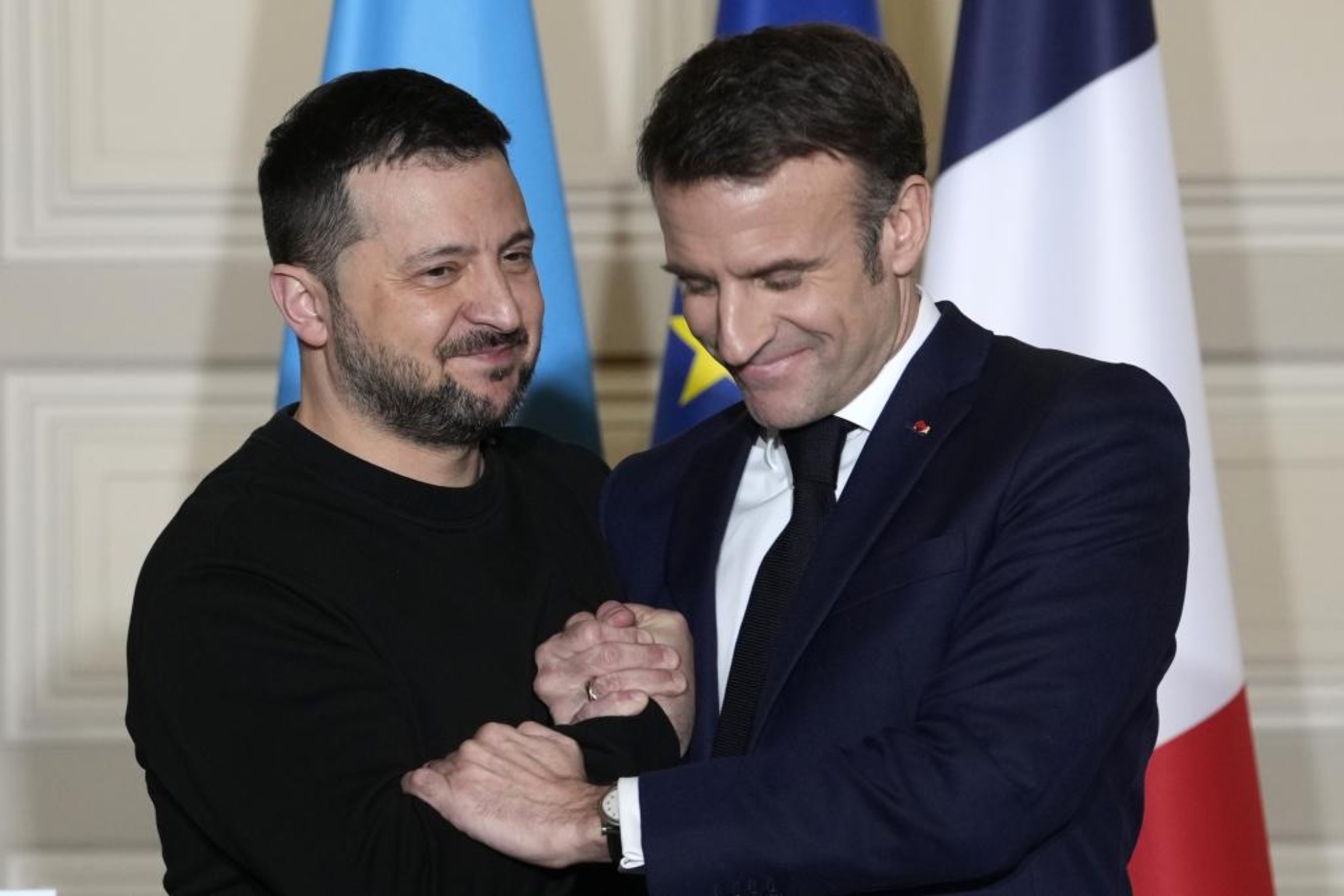 Macron junto a Zelensky