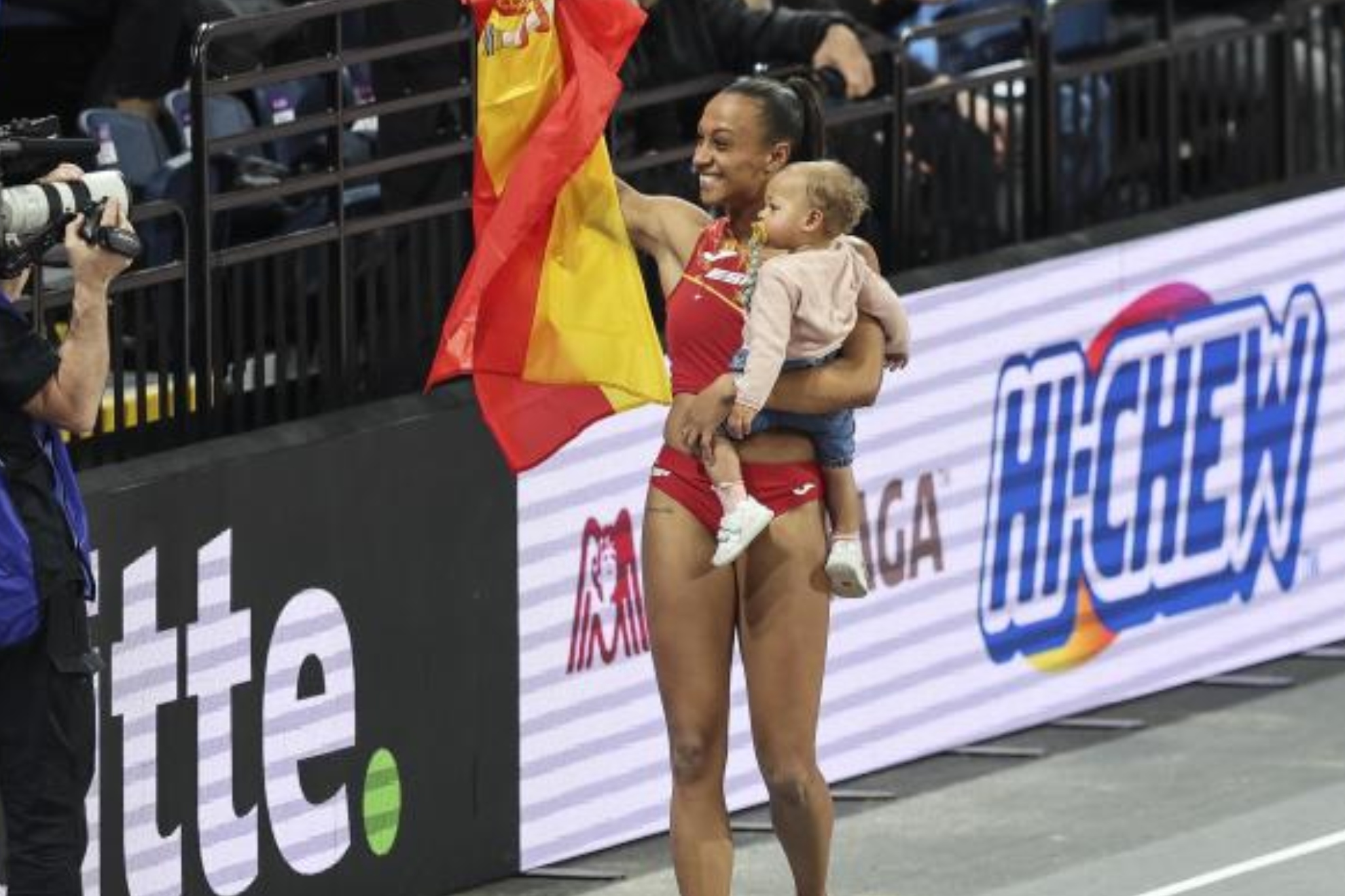 Ana Peleteiro, con su hija Lúa tras ganar el bronce