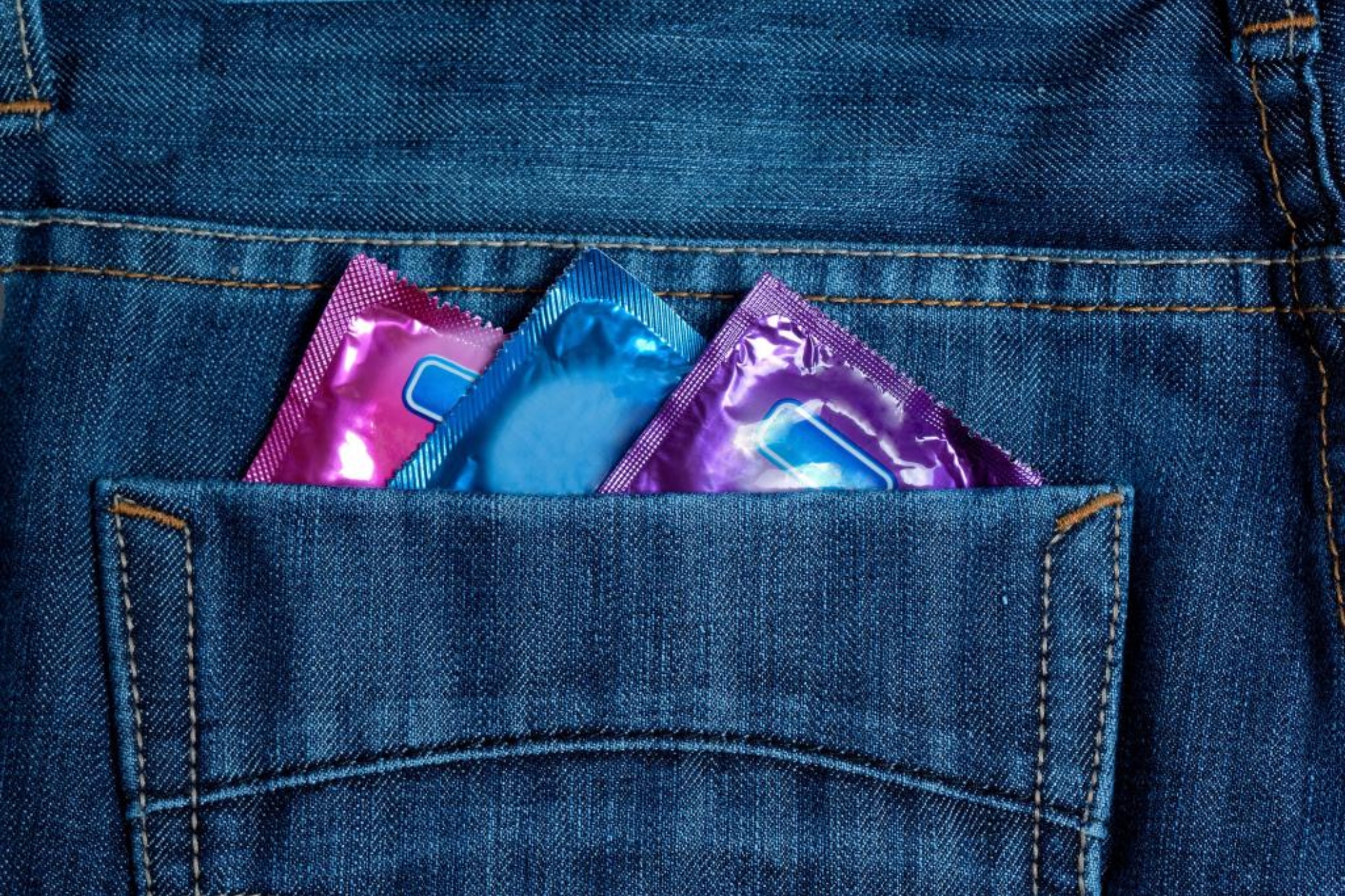 Tres preservativos en el bolsillo de un pantalón