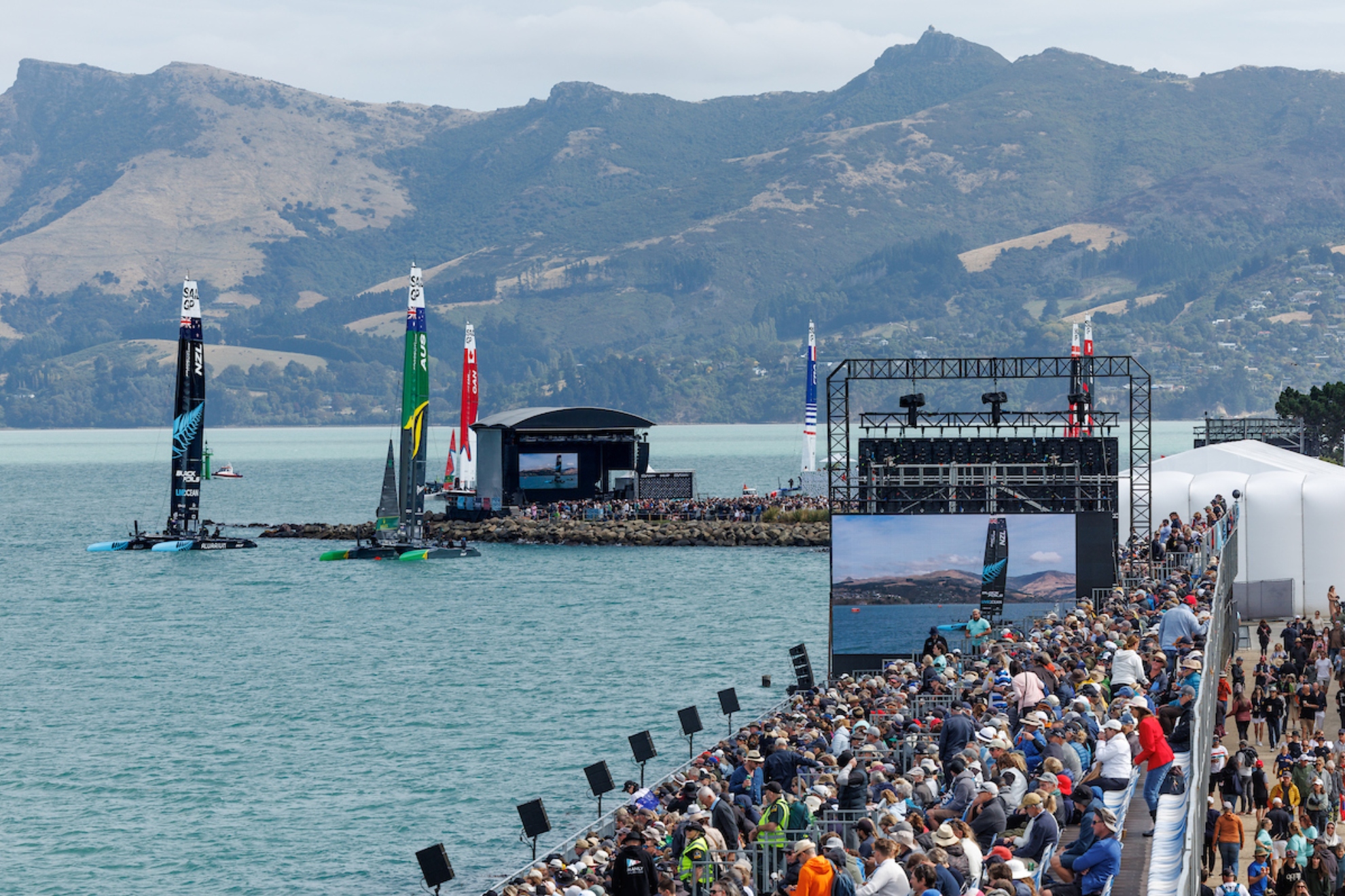 El público de Christchurch esperando al inicio de las regatas.