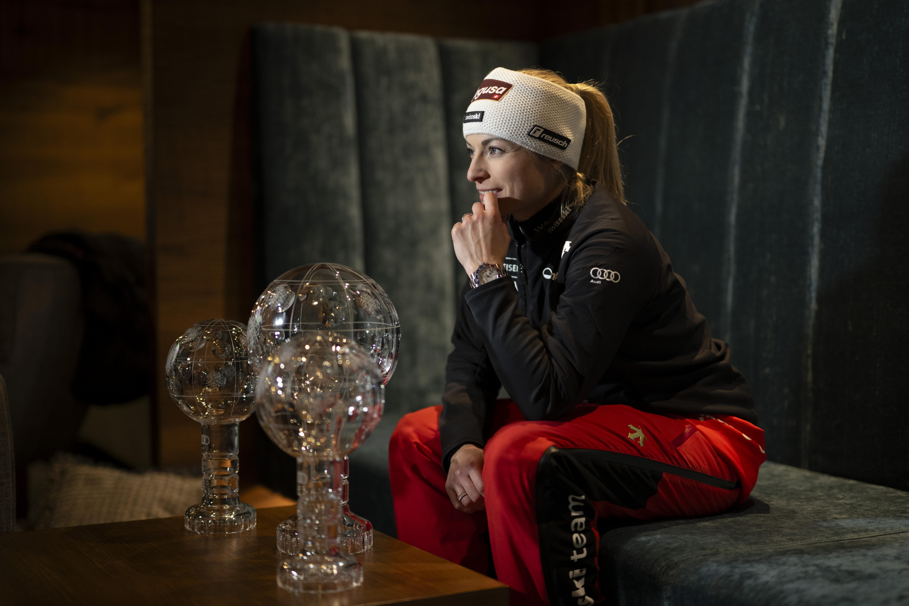 Lara Gut-Behrami, con los globos de cristal que ha ganado esta temporada.