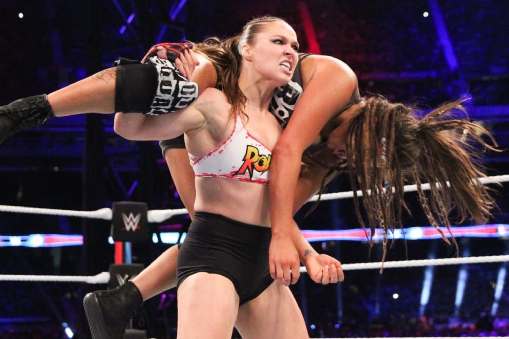Ronda Rousey en un combate en WWE.