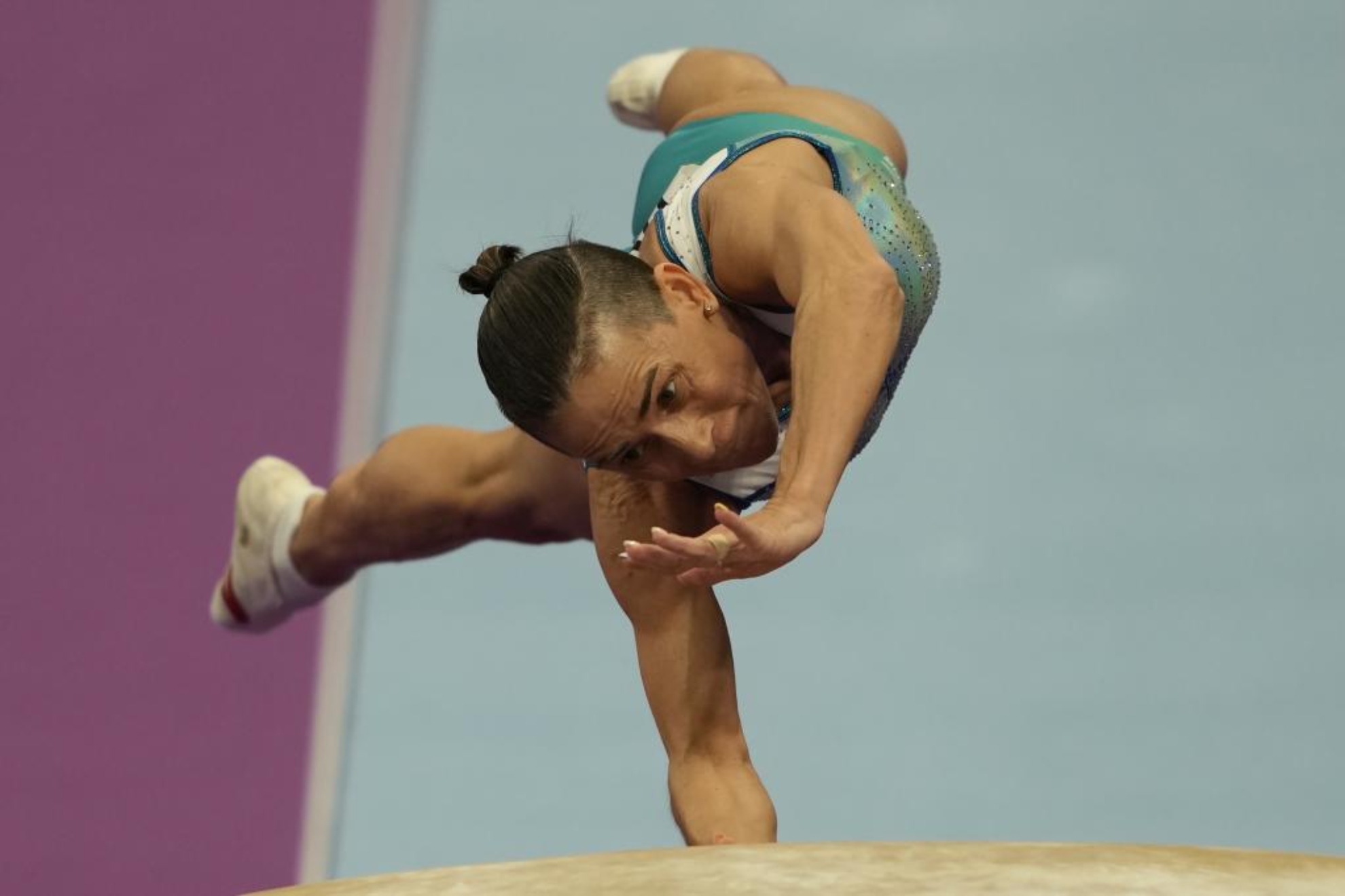 Chusovitina, en un salto durante los Juegos Asiáticos de 2023