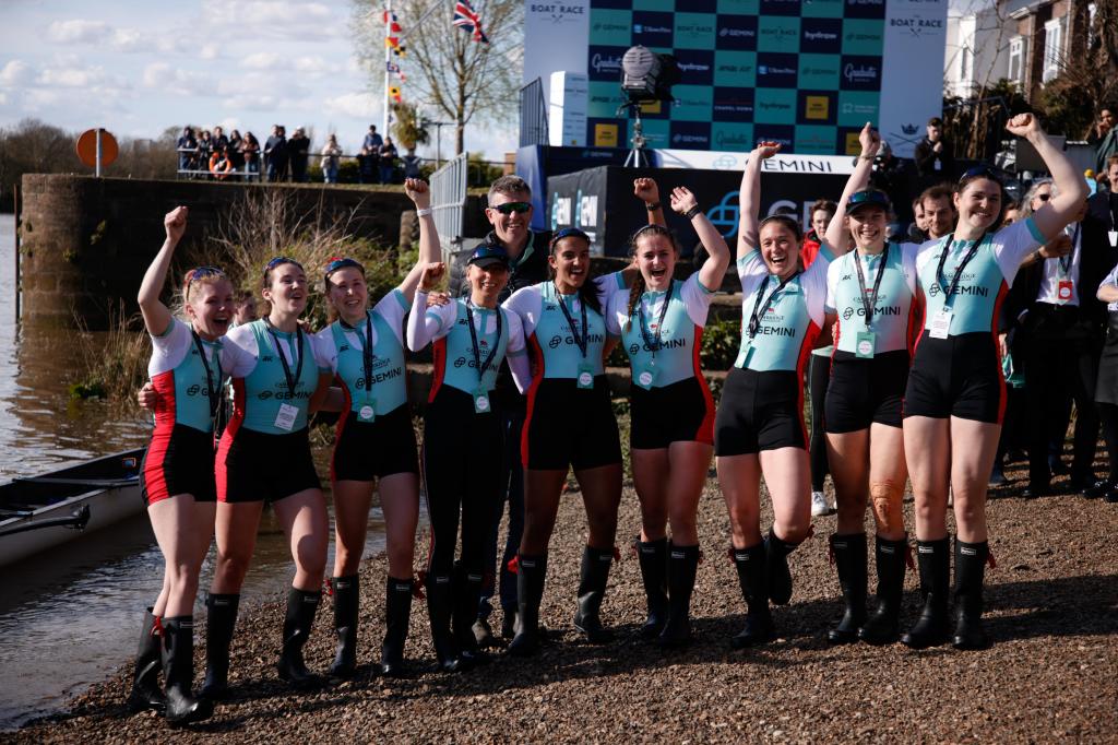 El equipo femenino de Cambridge celebra su triunfo ante Oxford.