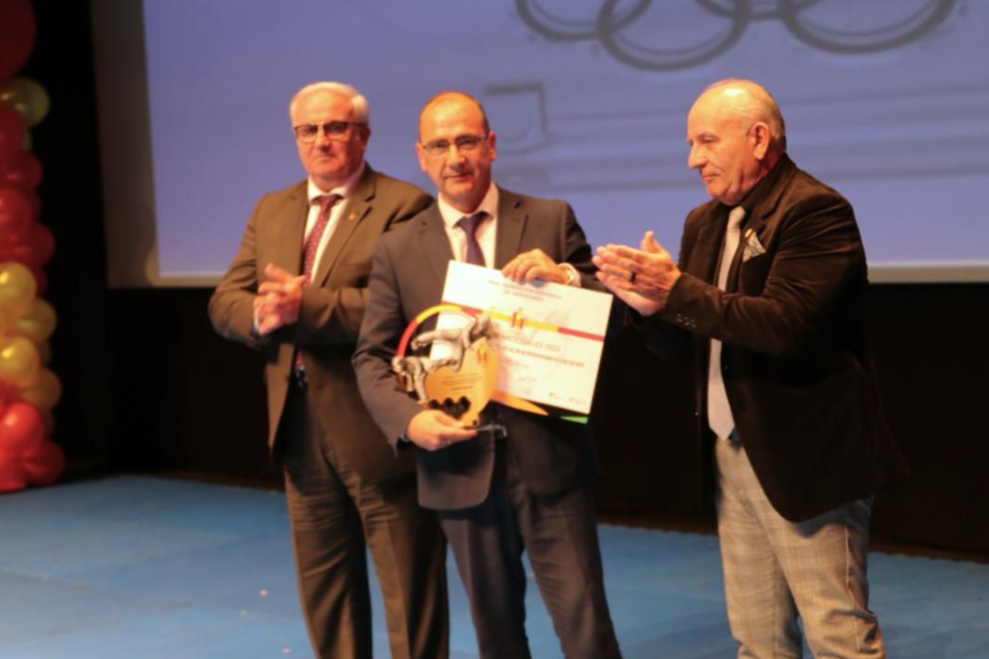 Juan Ignacio Gallardo, director de MARCA, recibe el galardón al medio de comunicación social que más y mejor ha promocionado el taekwondo.