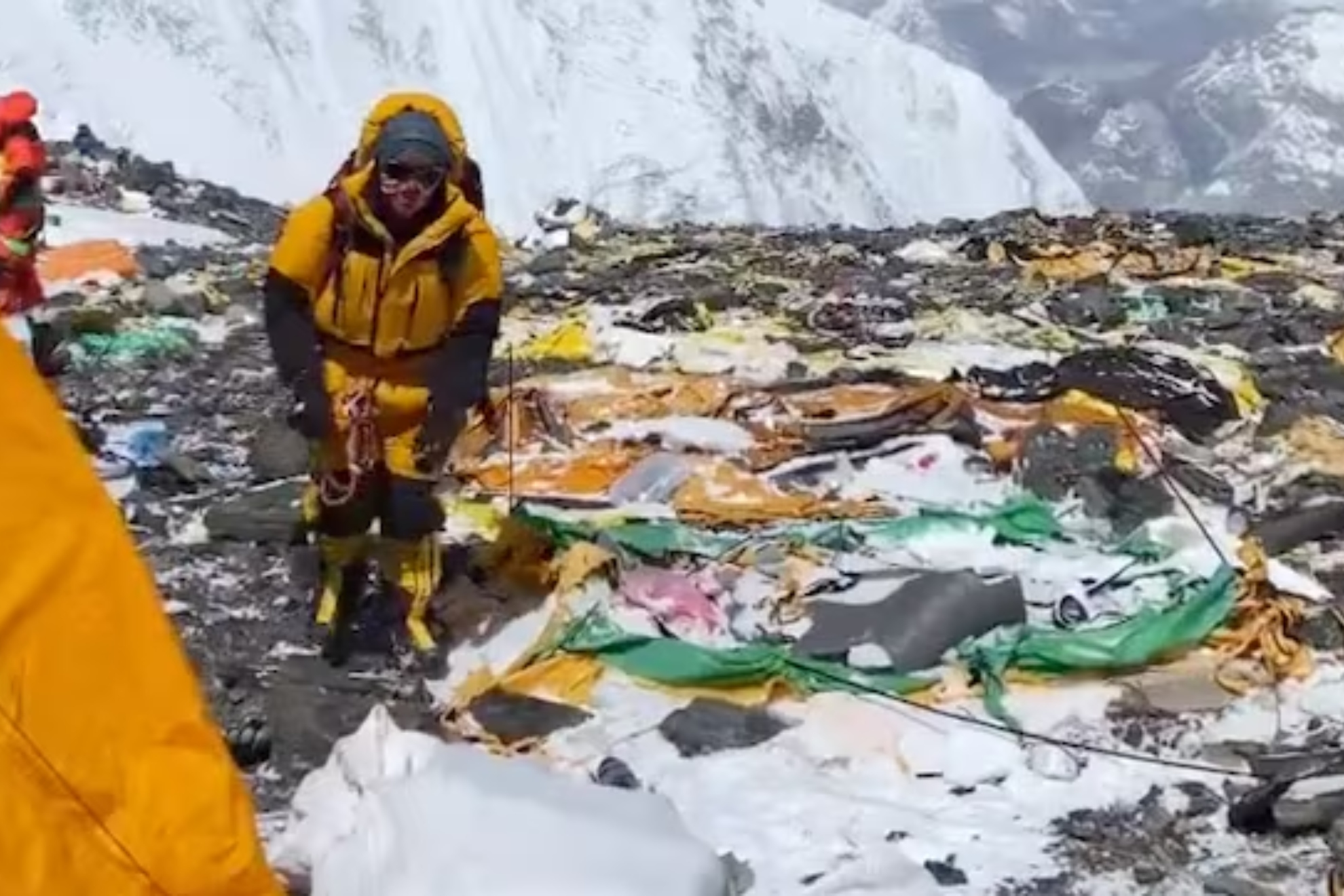 Imagen de un campamento base en el Everest cubierto de basura.