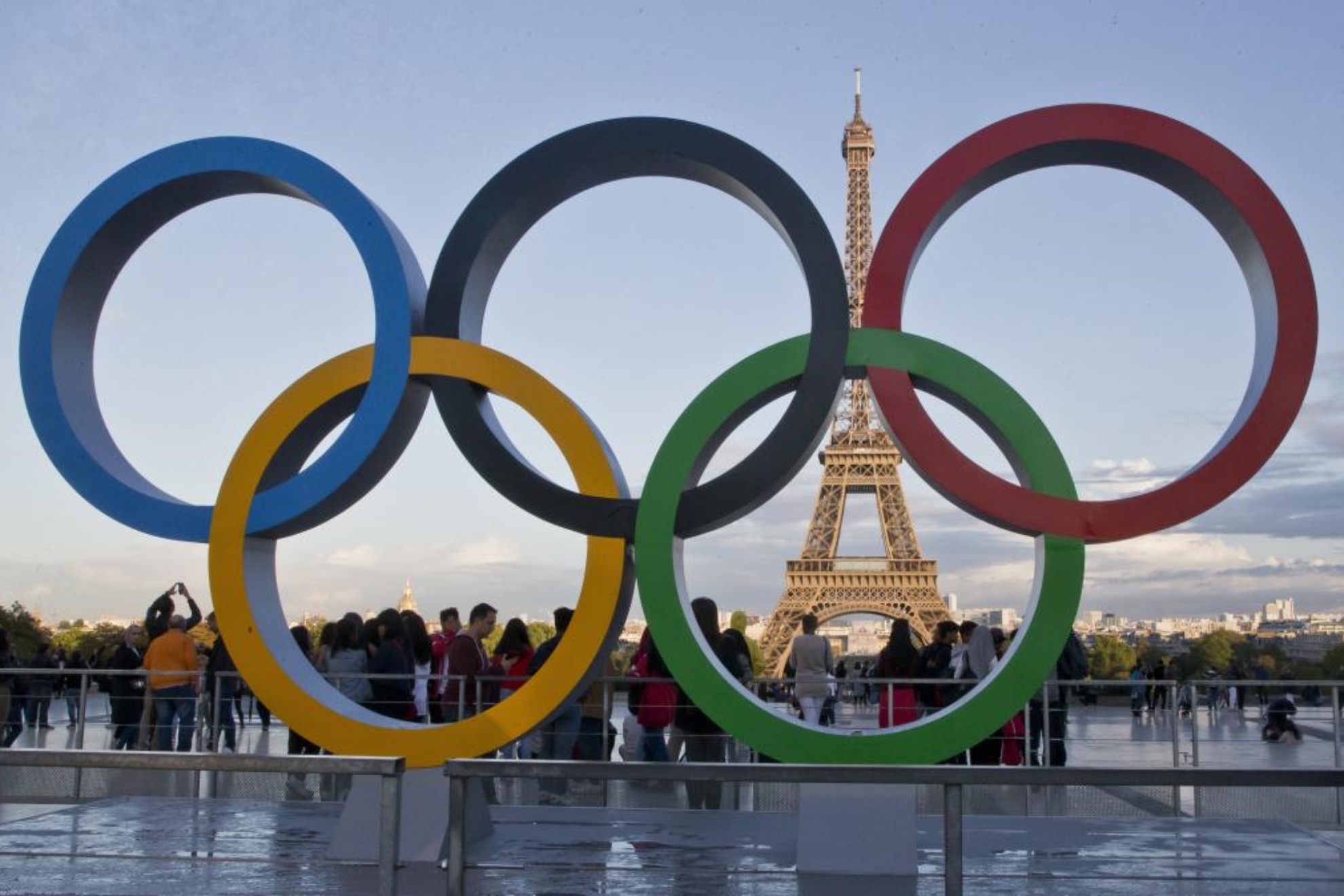 Los aros olímpicos, con la torre Eiffel al fondo.