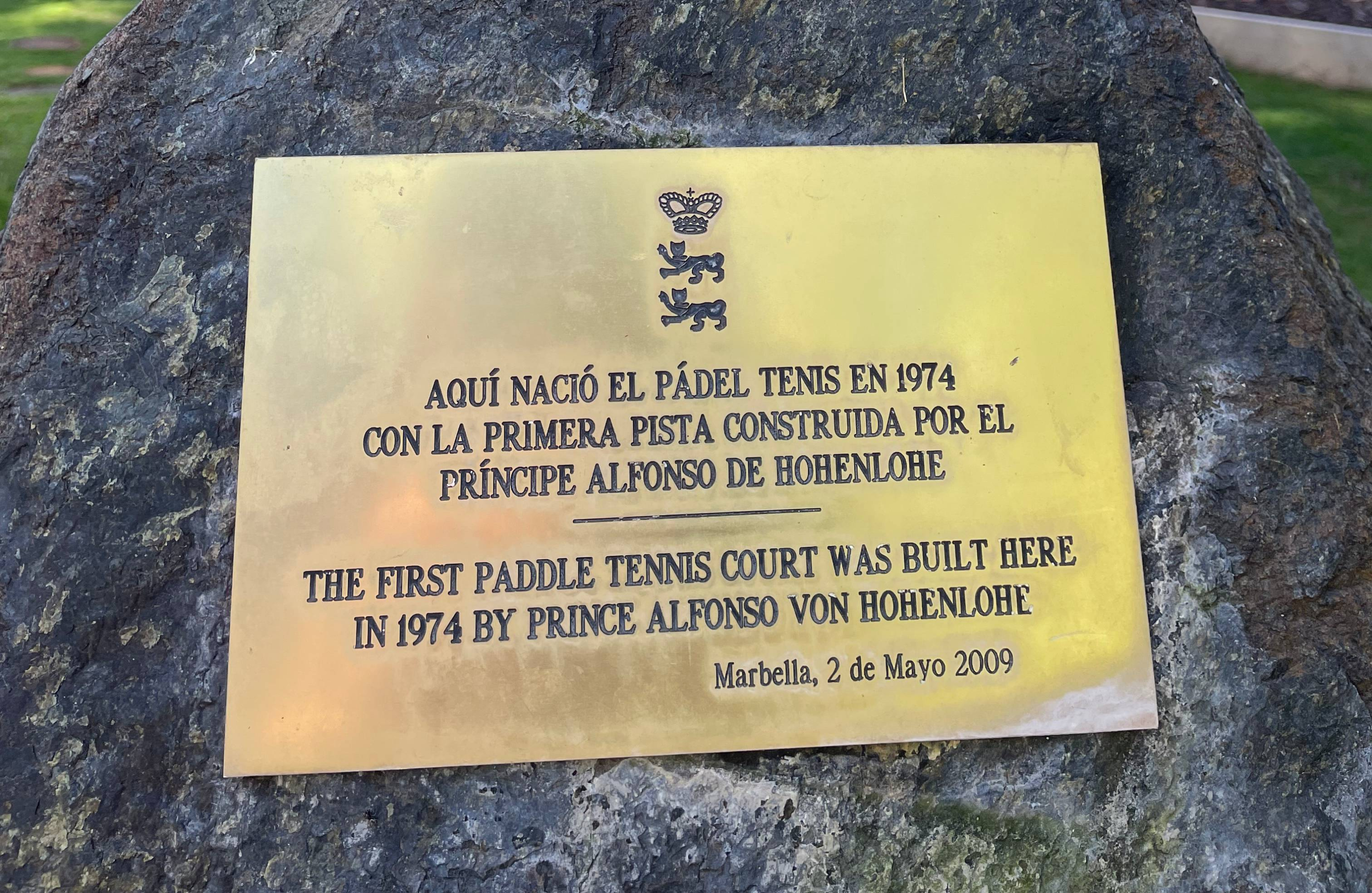 Imagen de la placa que recuerda que la primera pista de pádel la construyó el príncipe Alfonso de Hohenlohe en el Marbella Club.