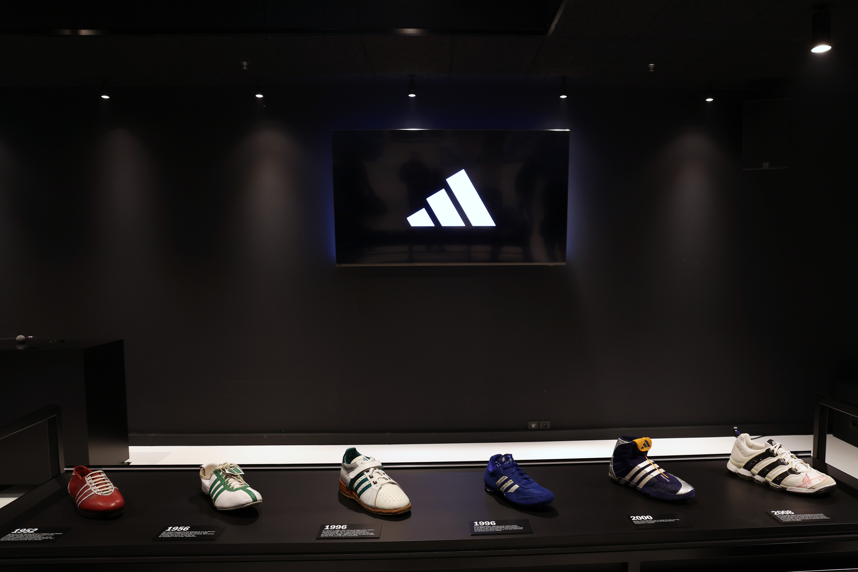 Expositorio de las zapatillas Adidas