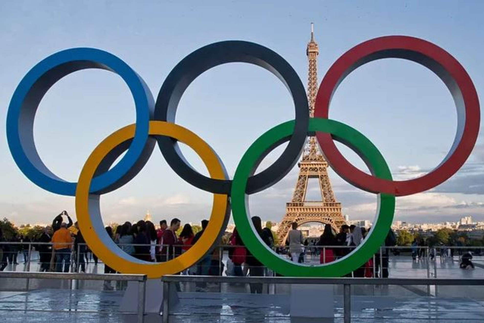 Los anillos olímpicos instalados en la plaza Trocadero (París).