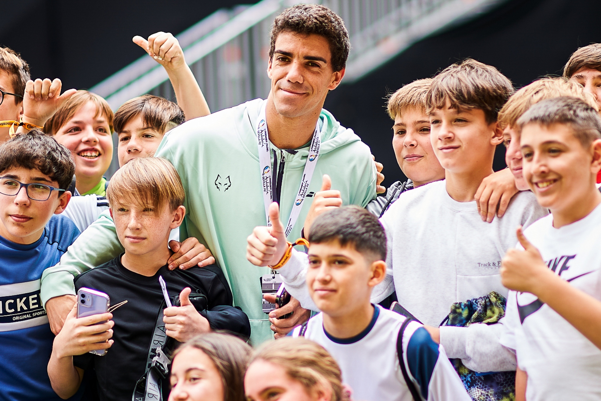 Juan Lebrón se fotografía con niños en Sevilla antes de disputar su partido de hoy.