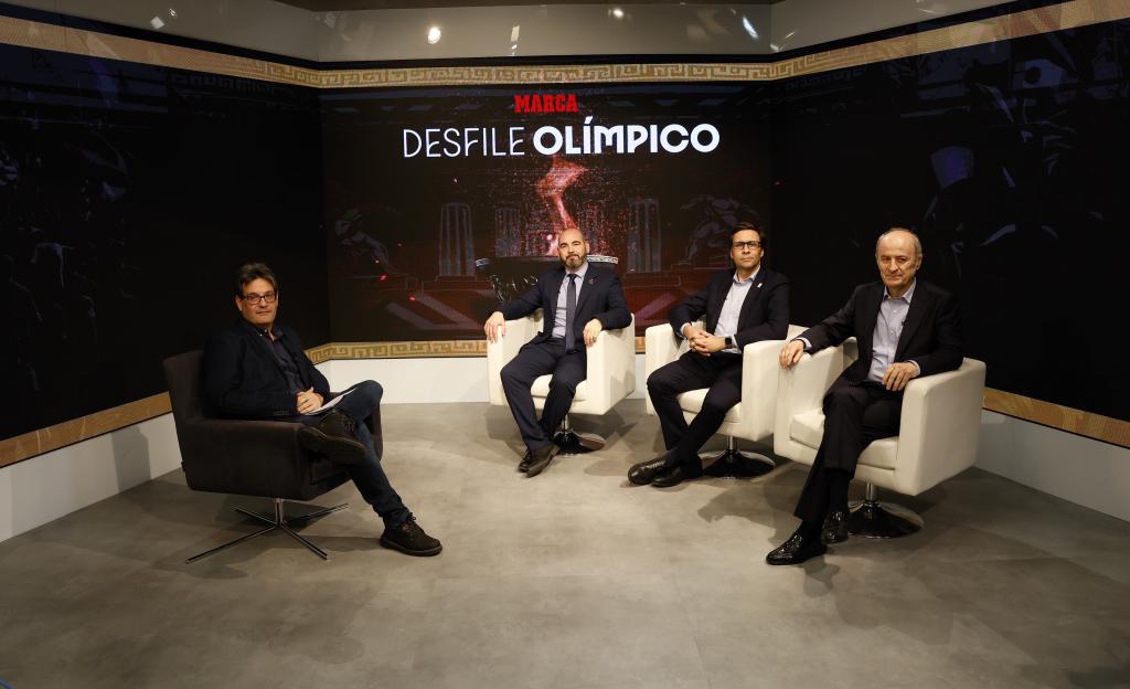 Andrés García, redactor de MARCA, con Felipe Martínez (boxeo), Carlos Jiménez del Castillo (pentatlón moderno) y Agustín Martín (voleibol), en 'Desfile Olímpico'.