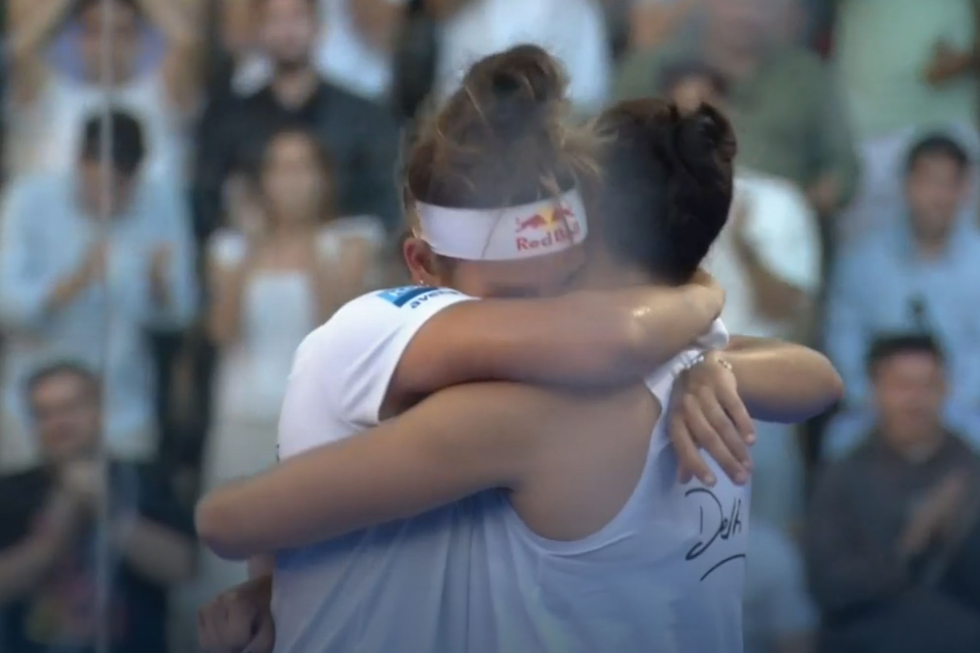 Delfina Brea y Bea González se abrazan tras su triunfo en las semifinales de Sevilla