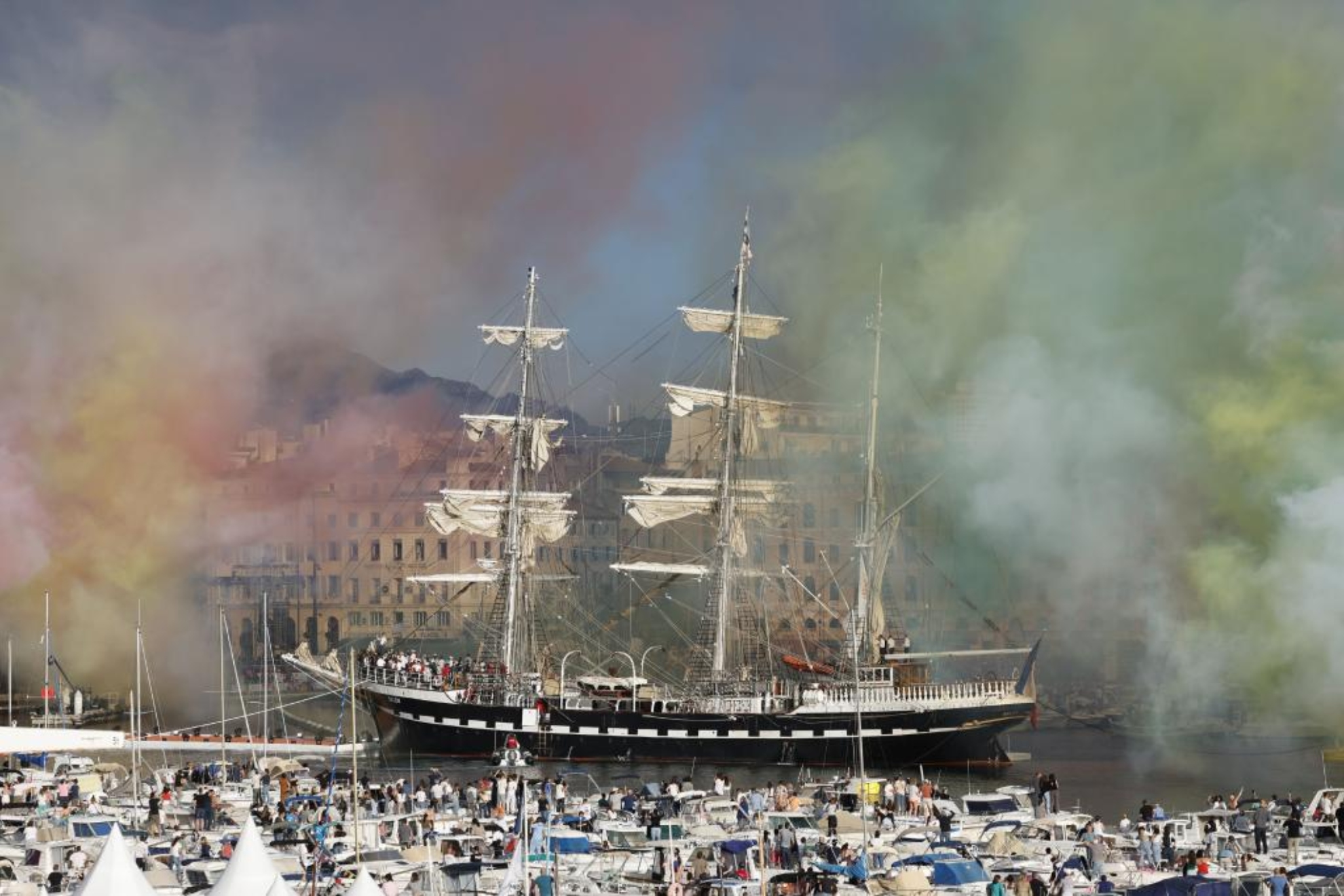 El velero 'Belem' llega al puerto de Marsella portando la llama olímpica