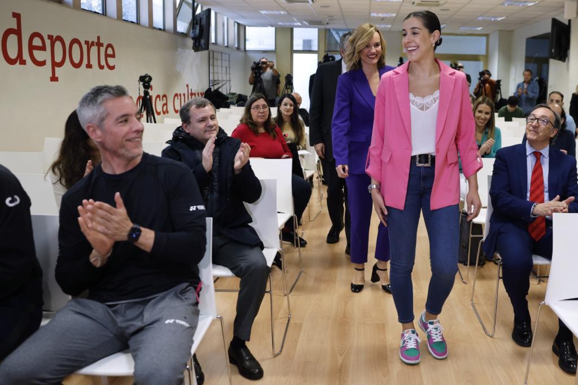 Carolina Marín, aplaudida en el CSD tras ser galardonada con el Princesa de Asturias de los Deportes.