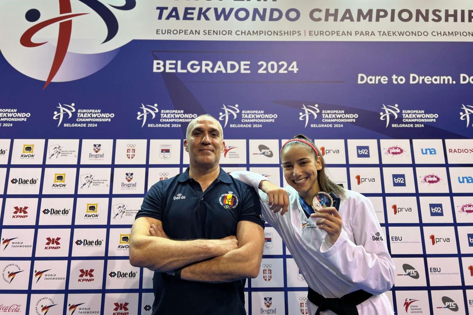 Adriana Cerezo posa con el oro europeo junto a su entrenador Jesús Ramal.