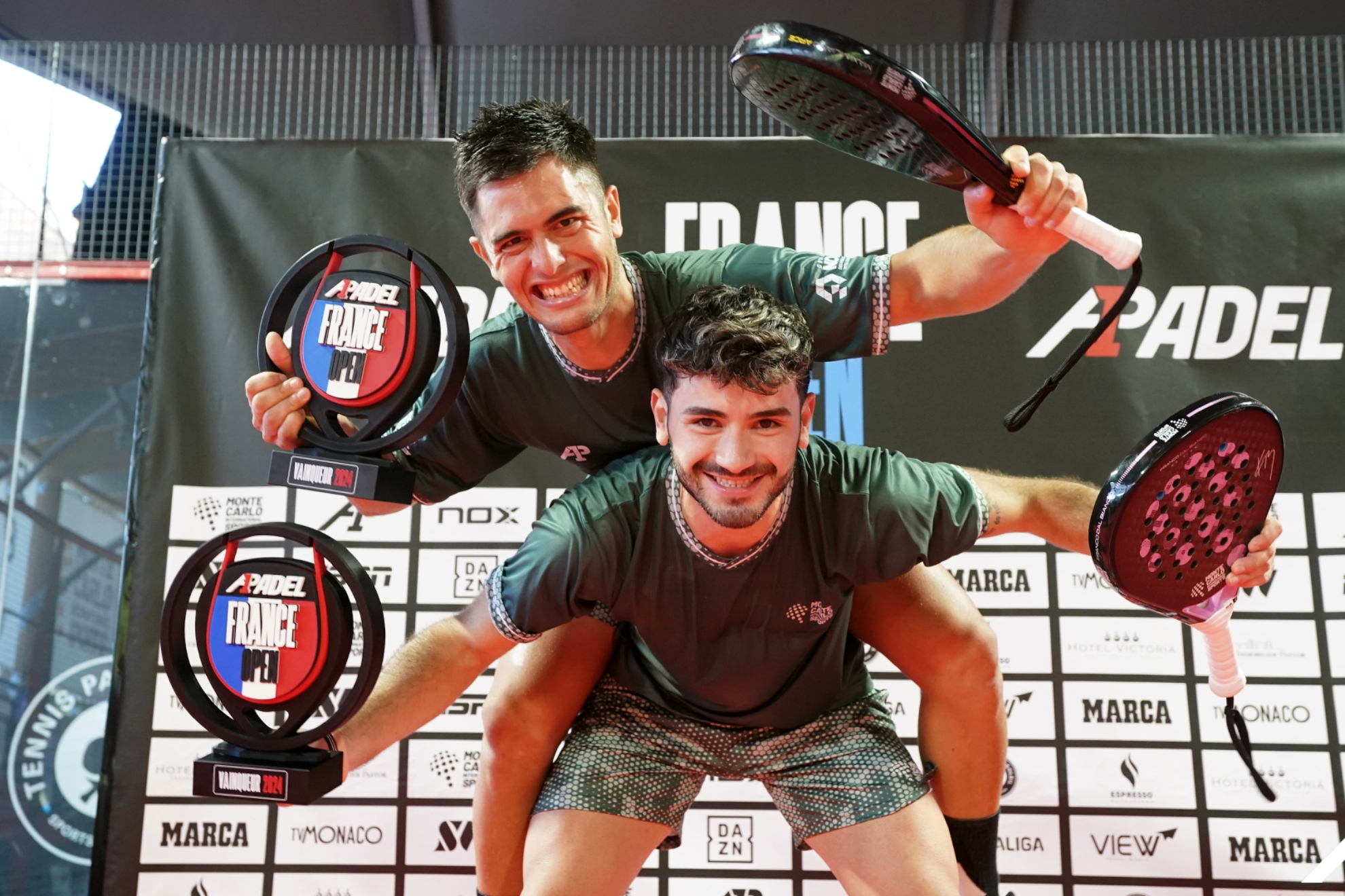 Arce y Dal Bianco celebran el triunfo en Francia.